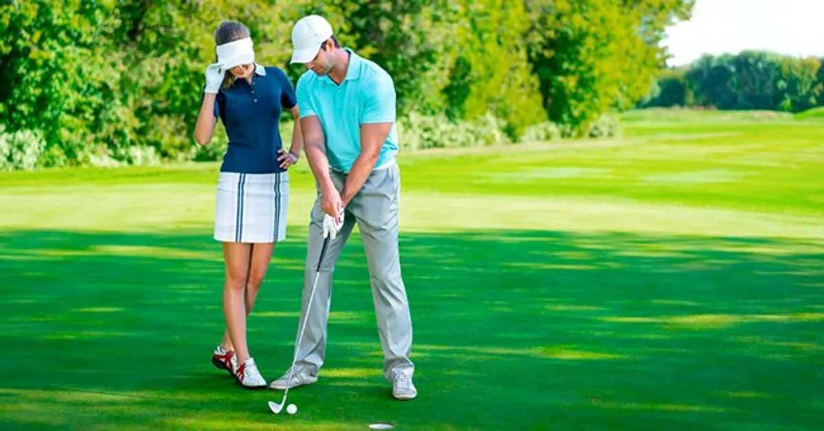 Photo d'un couple jouant au golf. | Photo : Shutterstock