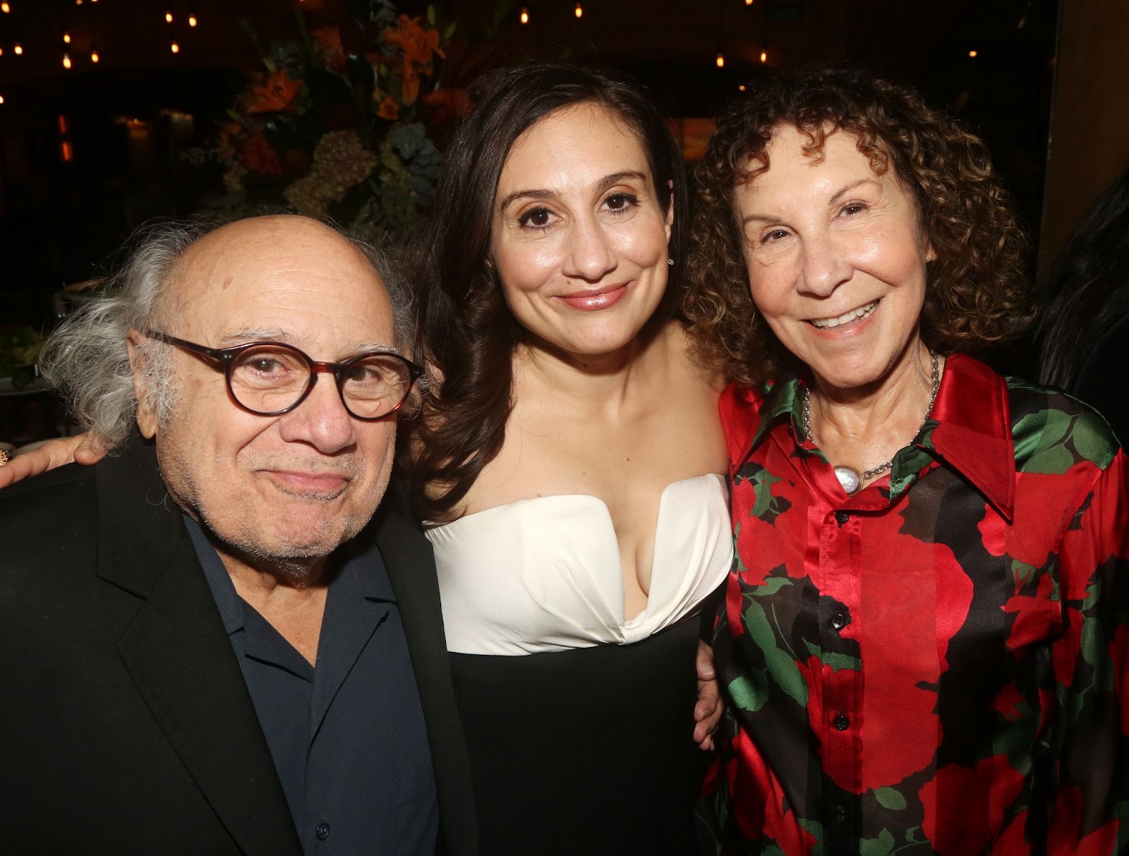 Danny et Lucy DeVito avec Rhea Perlman lors de l'afterparty de la soirée d'ouverture de la pièce de théâtre "I Need That", le 2 novembre 2023, à New York. | Source : Getty Images