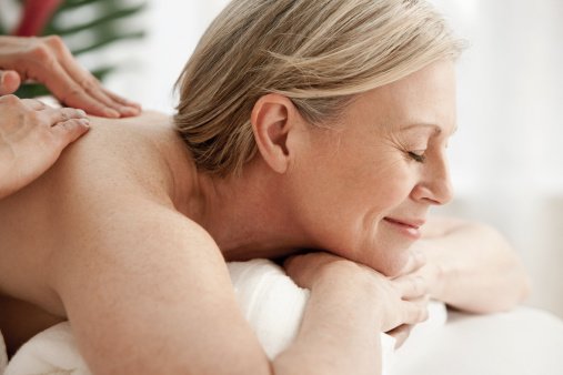 Une femme mature en train de se faire masser. | Photo : Getty Images