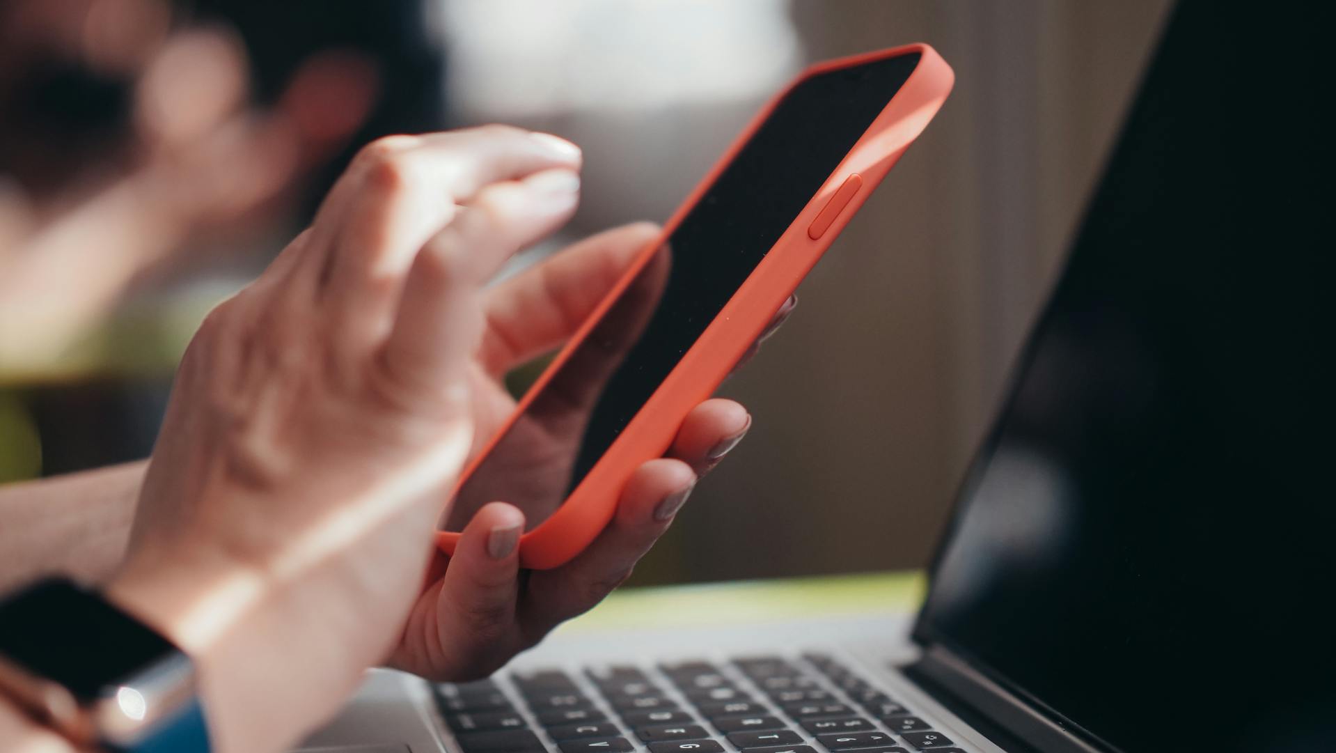 Une femme utilisant son téléphone au travail | Source : Pexels