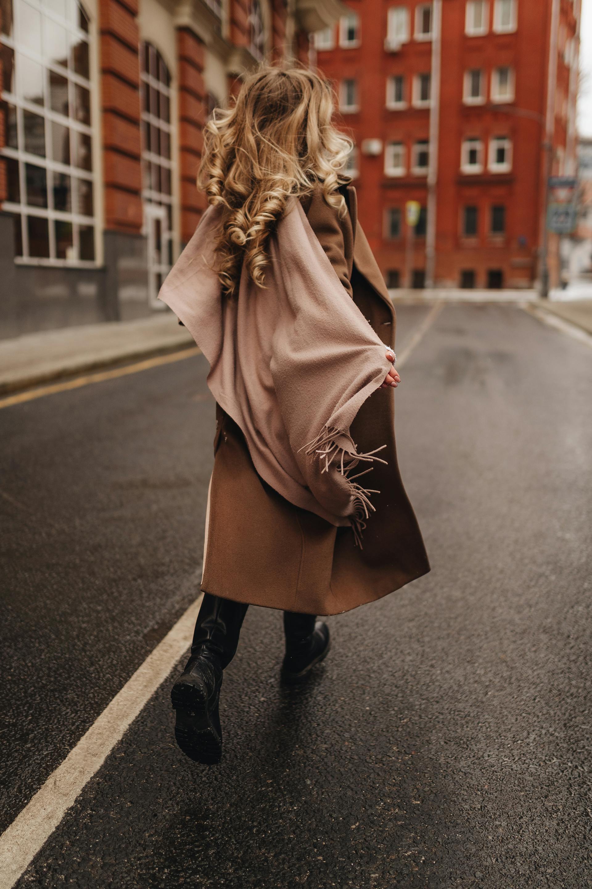 Une femme marchant dans la rue | Source : Pexels