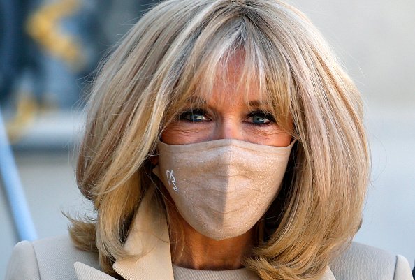 L'épouse du président français Emmanuel Macron, Brigitte Macron, portant un masque de protection. |Photo : Getty Images