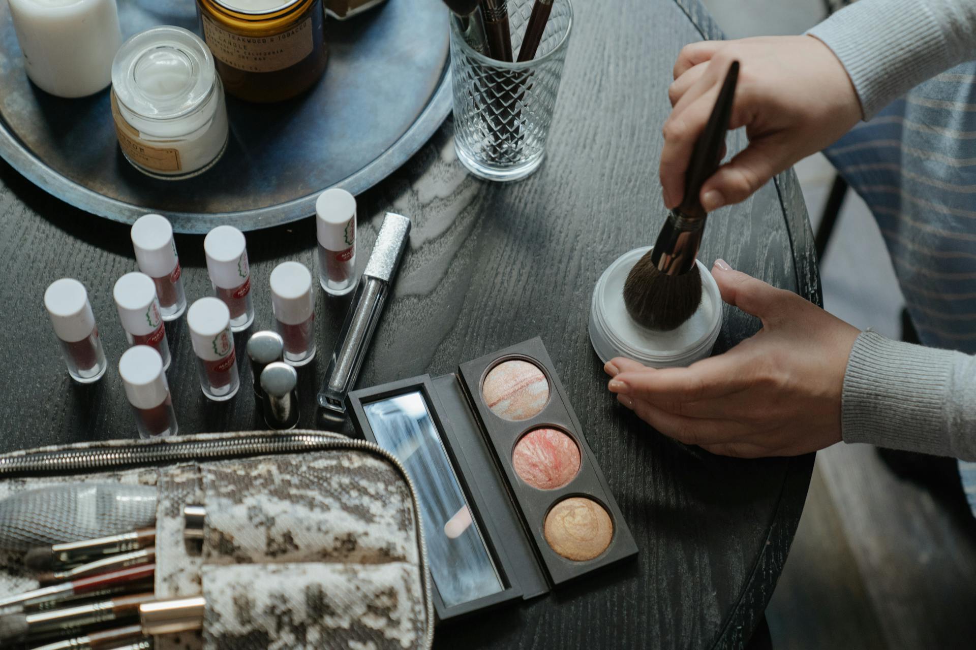 Maquillage sur une table | Source : Pexels