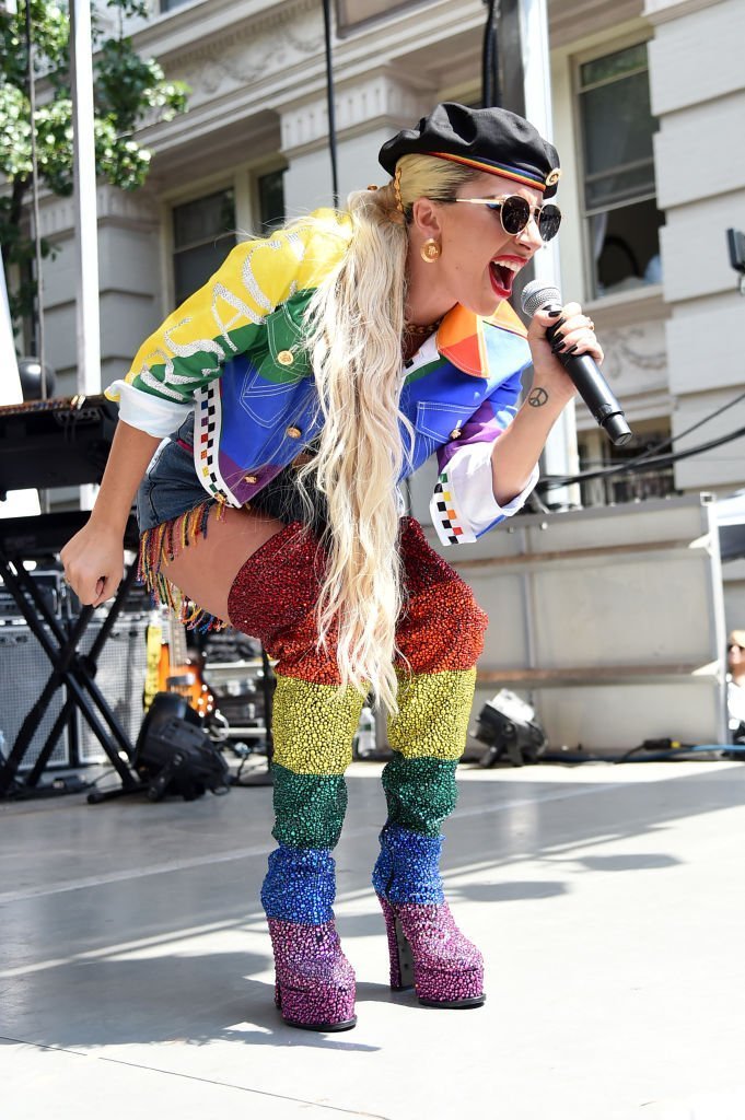 Lady Gaga s'exprime sur scène lors de la journée Stonewall 2019 de Pride Live. | Photo : Getty Images