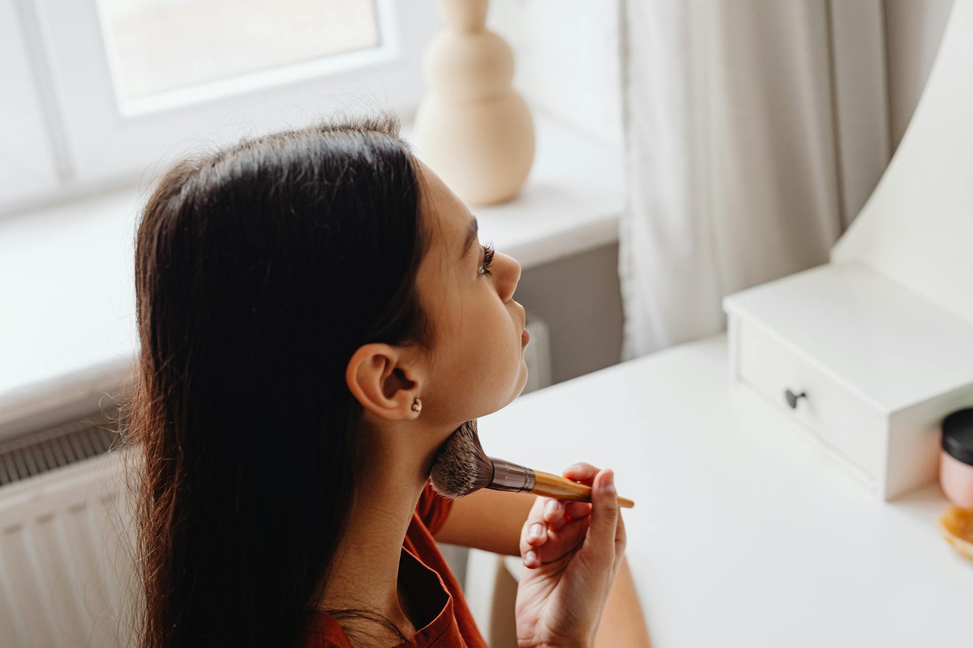 Une femme qui se maquille | Source : Pexels