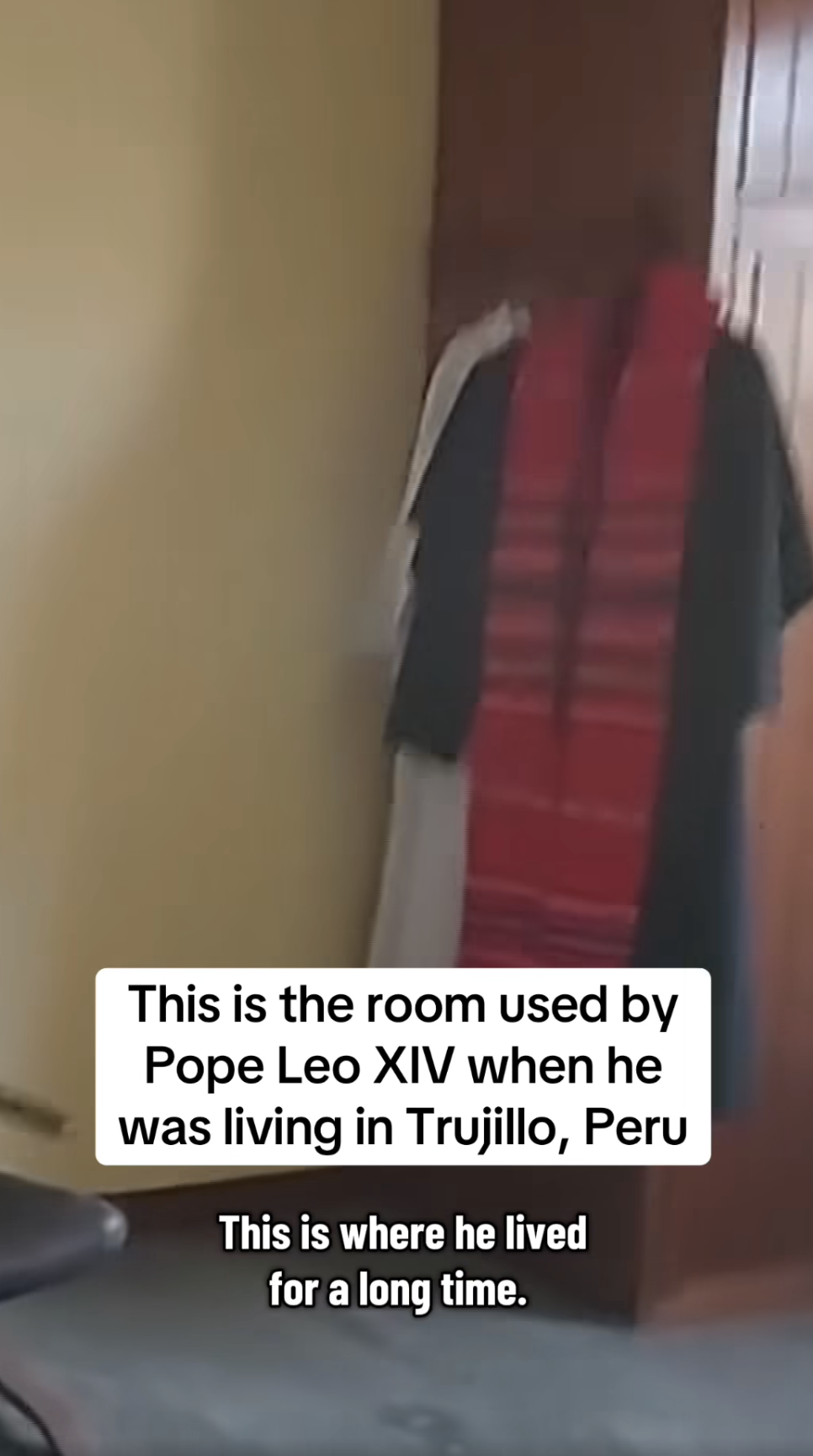 Une capture d'écran de la chambre du pape Léon XIV lorsqu'il vivait à Trujillo, au Pérou, tirée d'une vidéo datée du 9 mai 2025. | Source : Facebook/CBS News