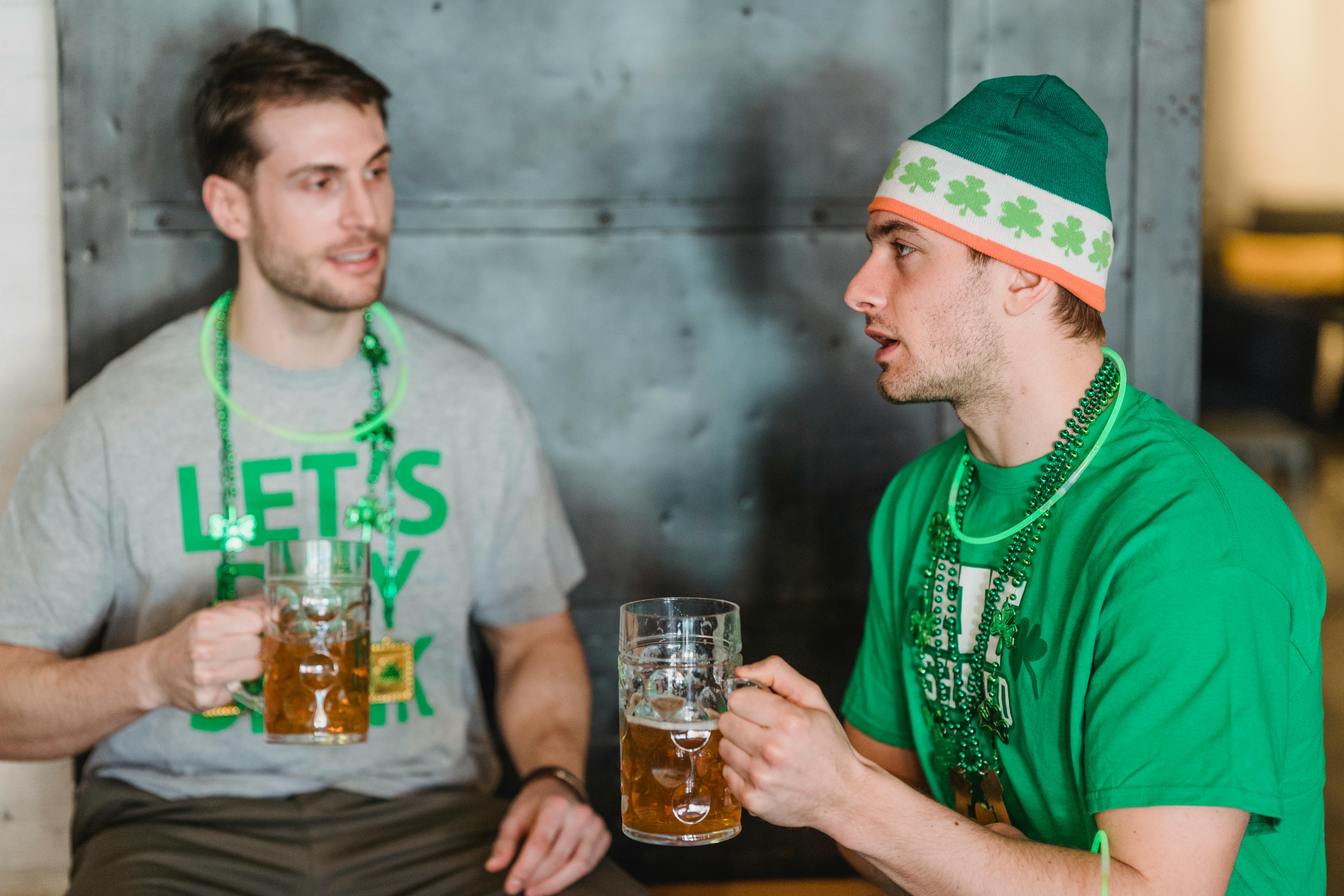 Des hommes discutent autour d'une bière | Source : Pexels