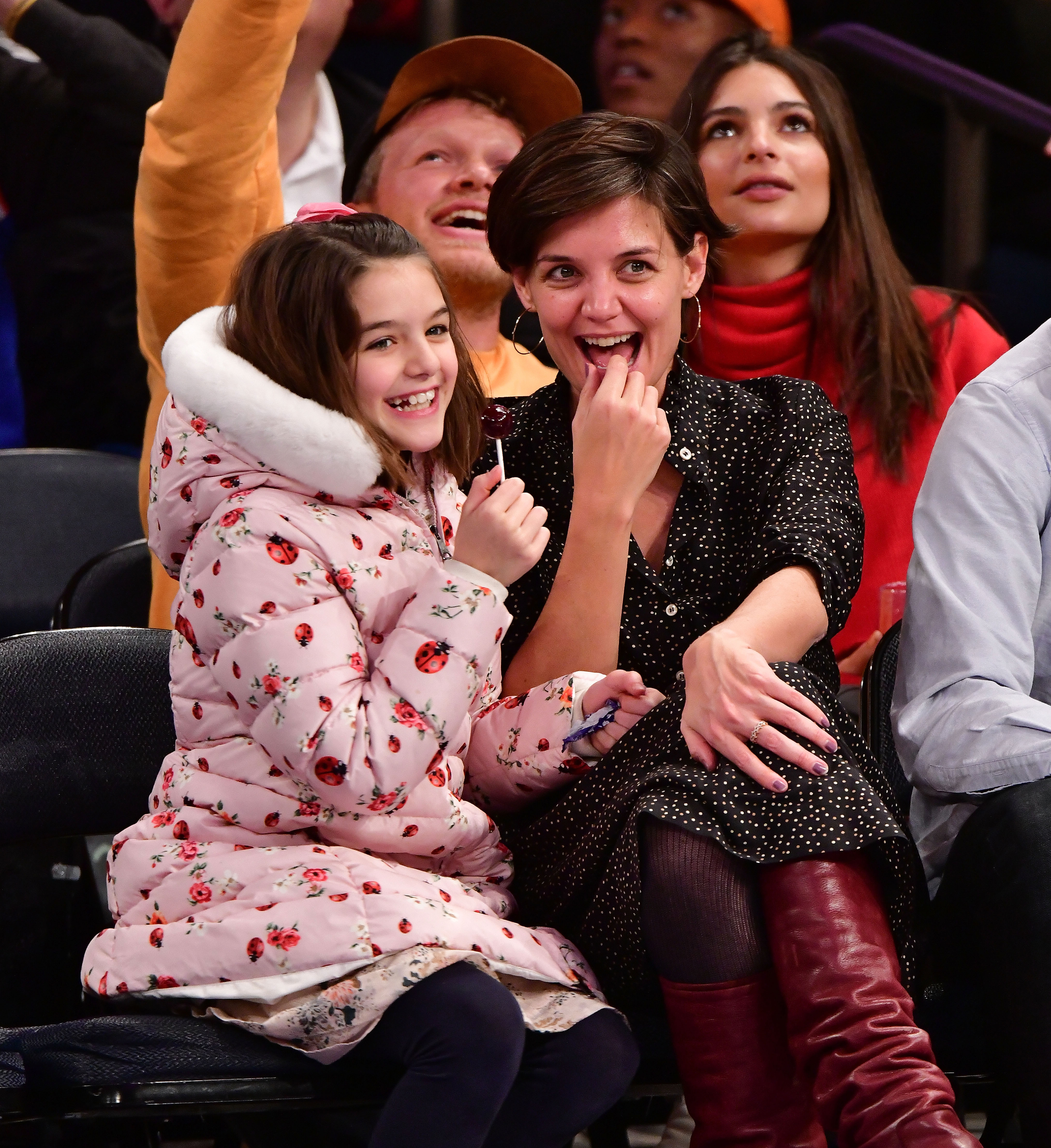 Suri Cruise et Katie Holmes assistent au match des Oklahoma City Thunder contre les New York Knicks. | Source : Getty Images