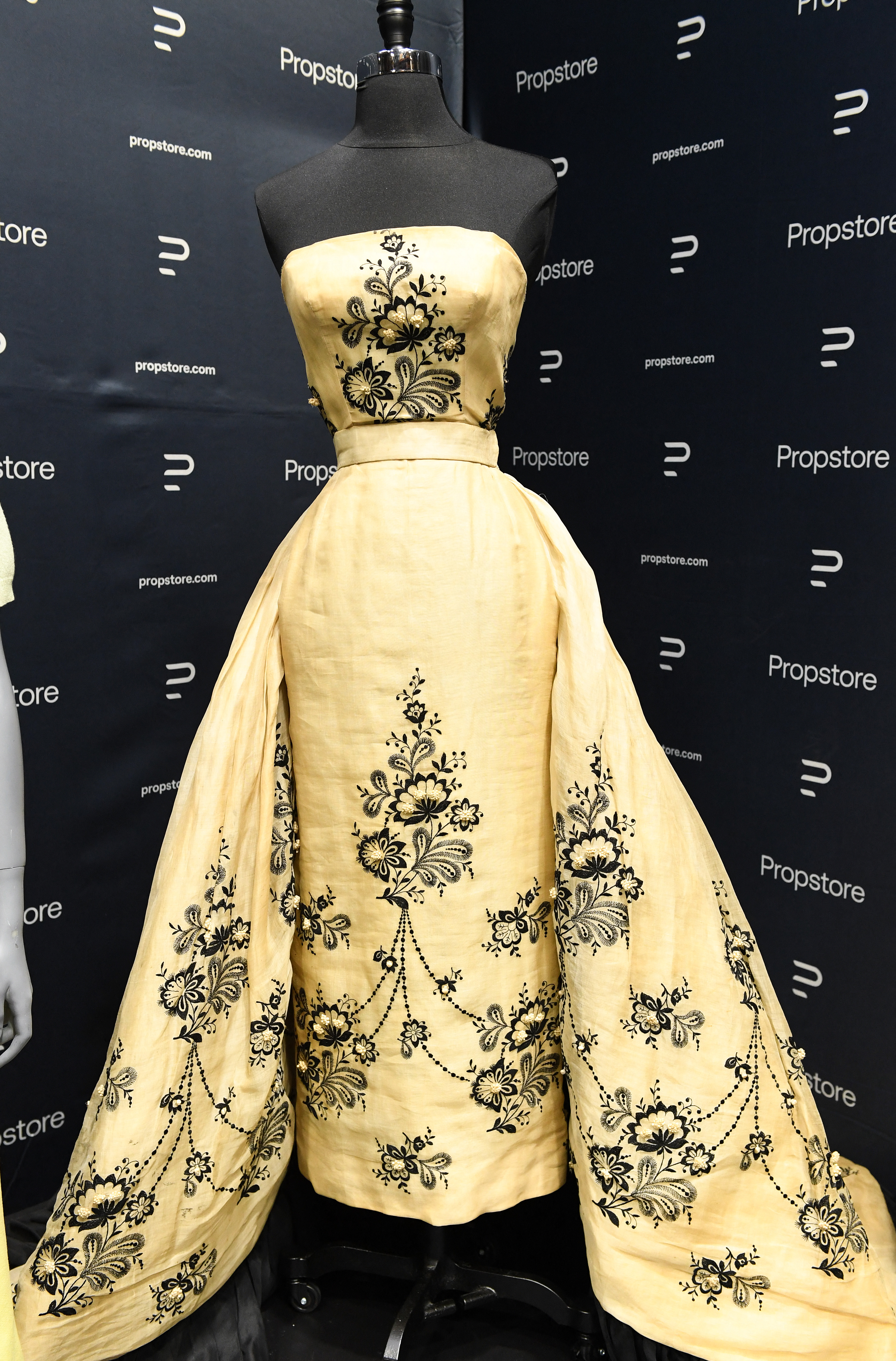 La robe de Sabrina Fairchild (Audrey Hepburn) en soie-organza brodée et assortie, tirée de "Sabrina" (1954), est exposée lors de l'avant-première de la vente aux enchères de souvenirs de cinéma à Valencia, Californie, le 7 février 2024 | Source : Getty Images