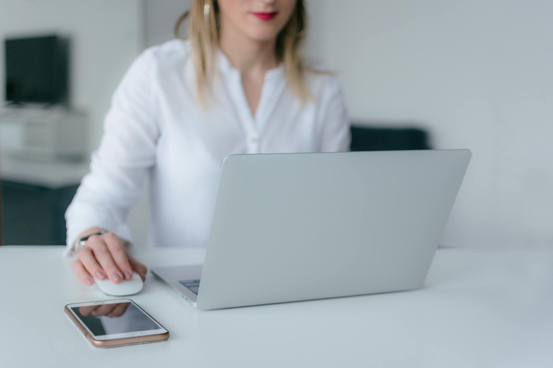 Une femme utilisant un ordinateur portable | Source : Pexels