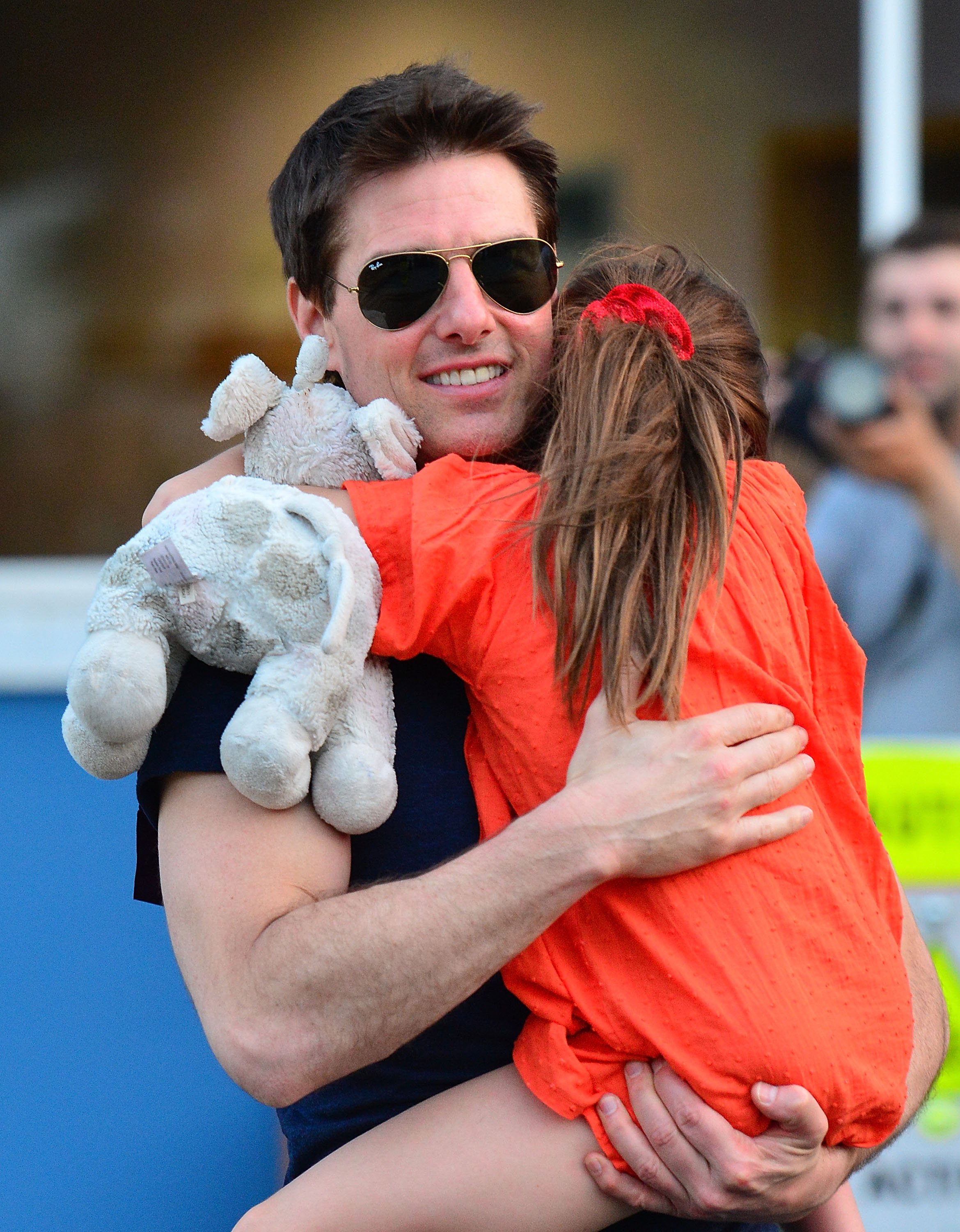 Tom Cruise tenant Suri Cruise dans ses bras à la sortie du Chelsea Piers, 2012, New York. | Photo : Getty Images