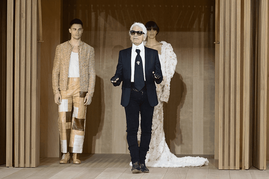 Baptiste Giabiconi, mannequin, et Karl Lagerfeld posent sur le podium lors du défilé Chanel Printemps Eté 2016 dans le cadre de la Semaine de la mode de Paris le 26 janvier 2016 à Paris, France. | Photo : Getty Images