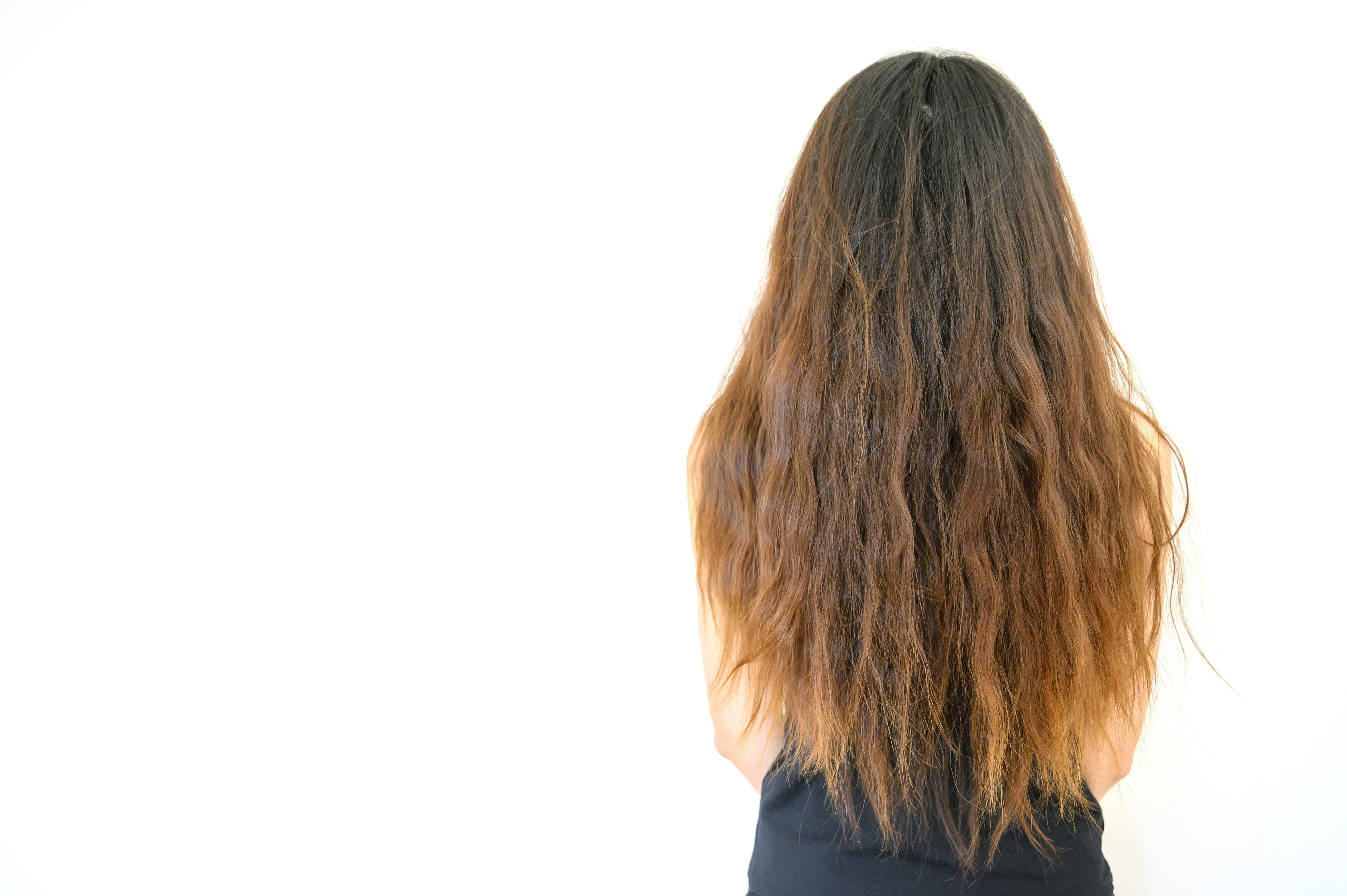 Vue arrière d'une jeune femme aux cheveux crépus | Source : Shutterstock