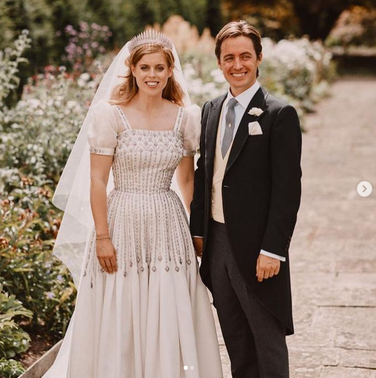 La princesse Béatrice et Edoardo Mapelli Mozzi apparaissent royaux le jour de leur mariage. | Source : Instagram/princesseugenie