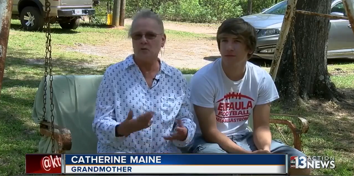 Bryce Maine et sa grand-mère Catherine "Nanny" Maine parlent de l'école secondaire Eufaula qui l'a empêchée d'être sa cavalière au bal de fin d'année le 30 mars 2017 | Source : Facebook/KTNV Channel 13 Las Vegas