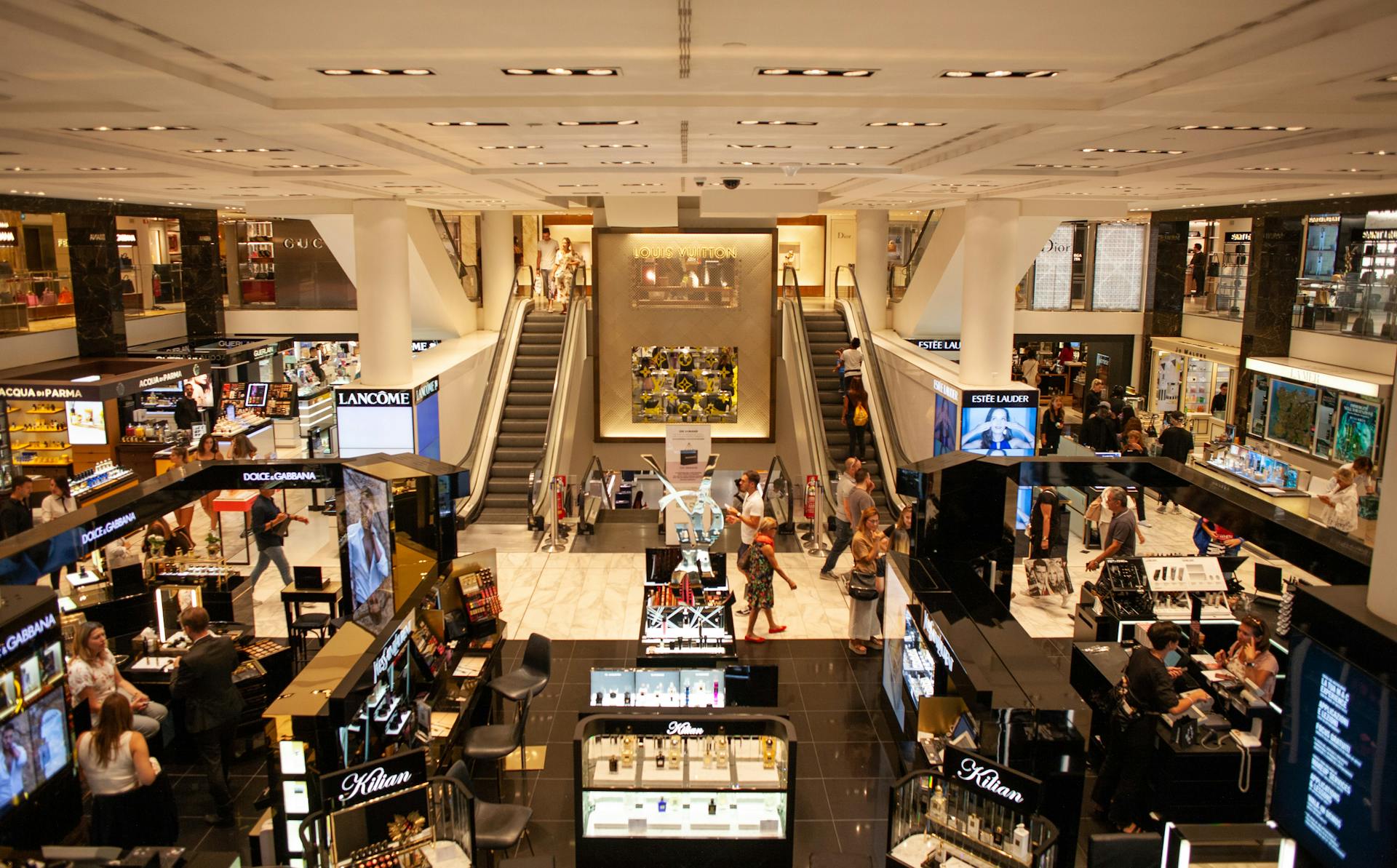 Des personnes à l'intérieur d'un centre commercial | Source : Pexels