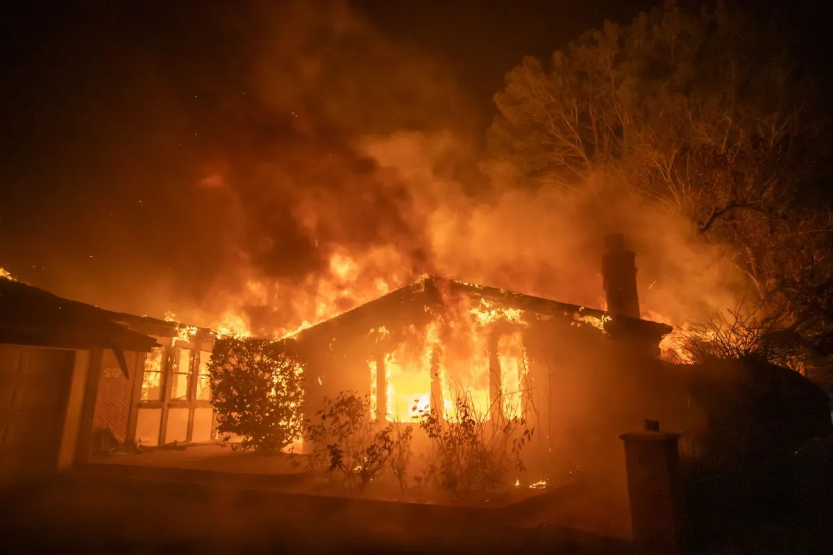 Incendie de Palisades brûlant une maison lors d'une puissante tempête de vent, le 8 janvier 2025. | Source : Getty Images