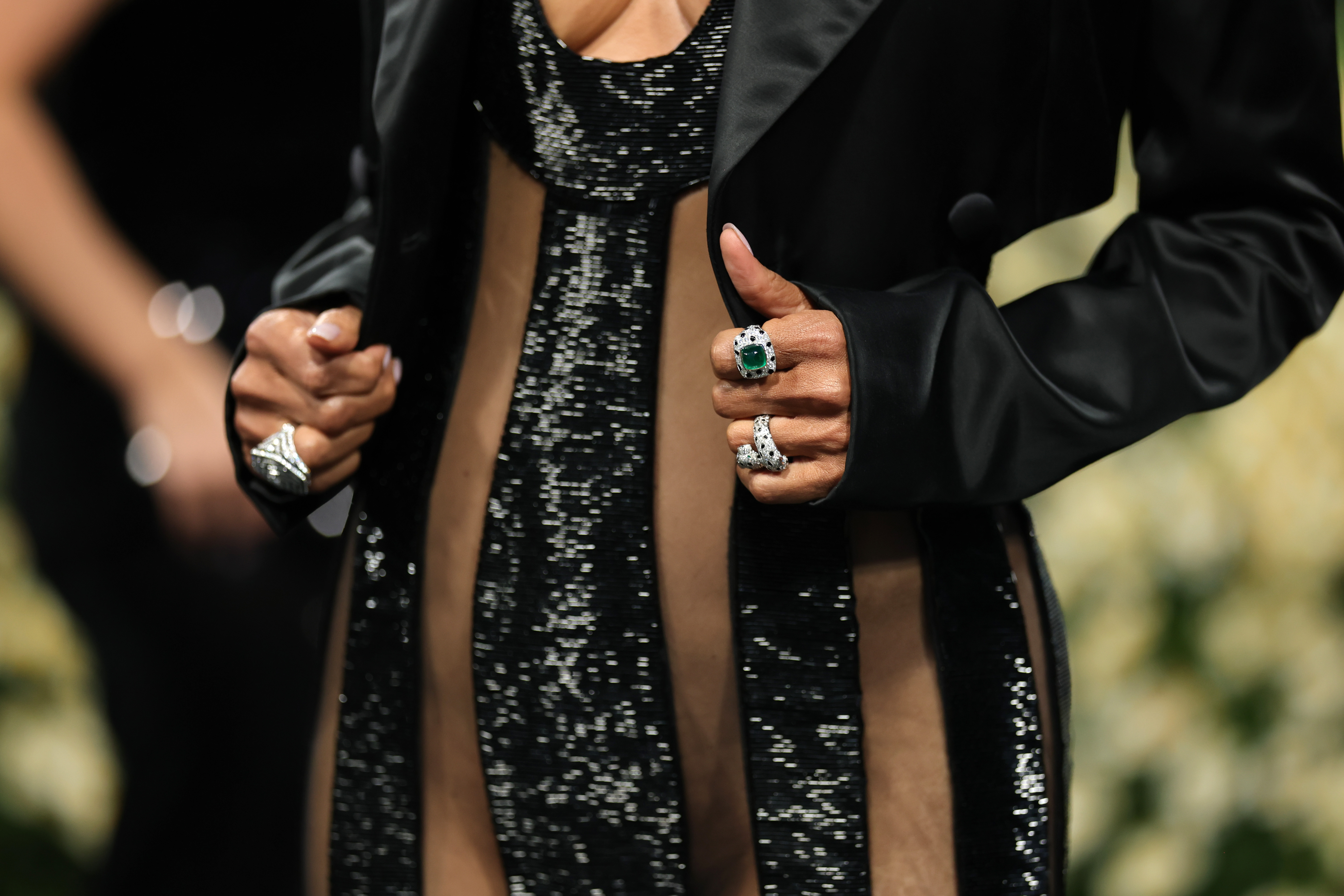 Gros plan sur les bijoux de Halle Berry lors de son apparition au Met Gala, le 5 mai 2025, à New York | Source : Getty Images