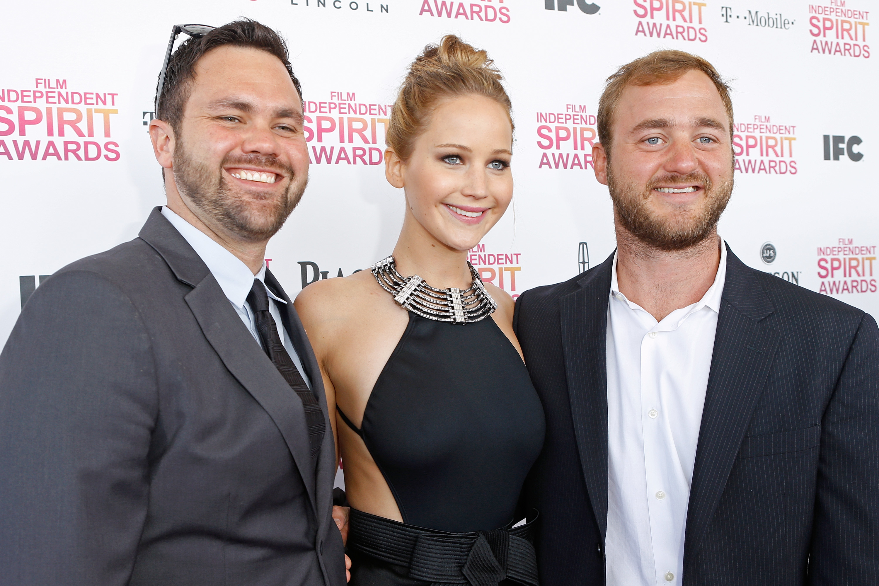 Jennifer Lawrence et ses frères lors de la cérémonie des Film Independent Spirit Awards 2013 à Santa Monica, en Californie. | Source : Getty Images