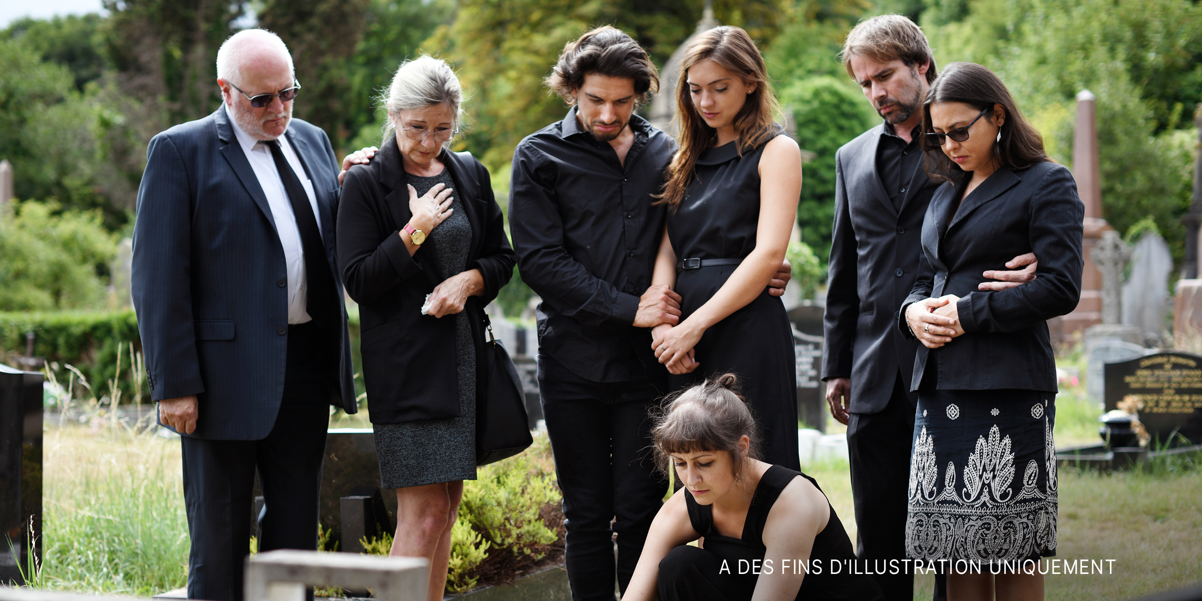 Une famille au cimetière | Source : Shutterstock