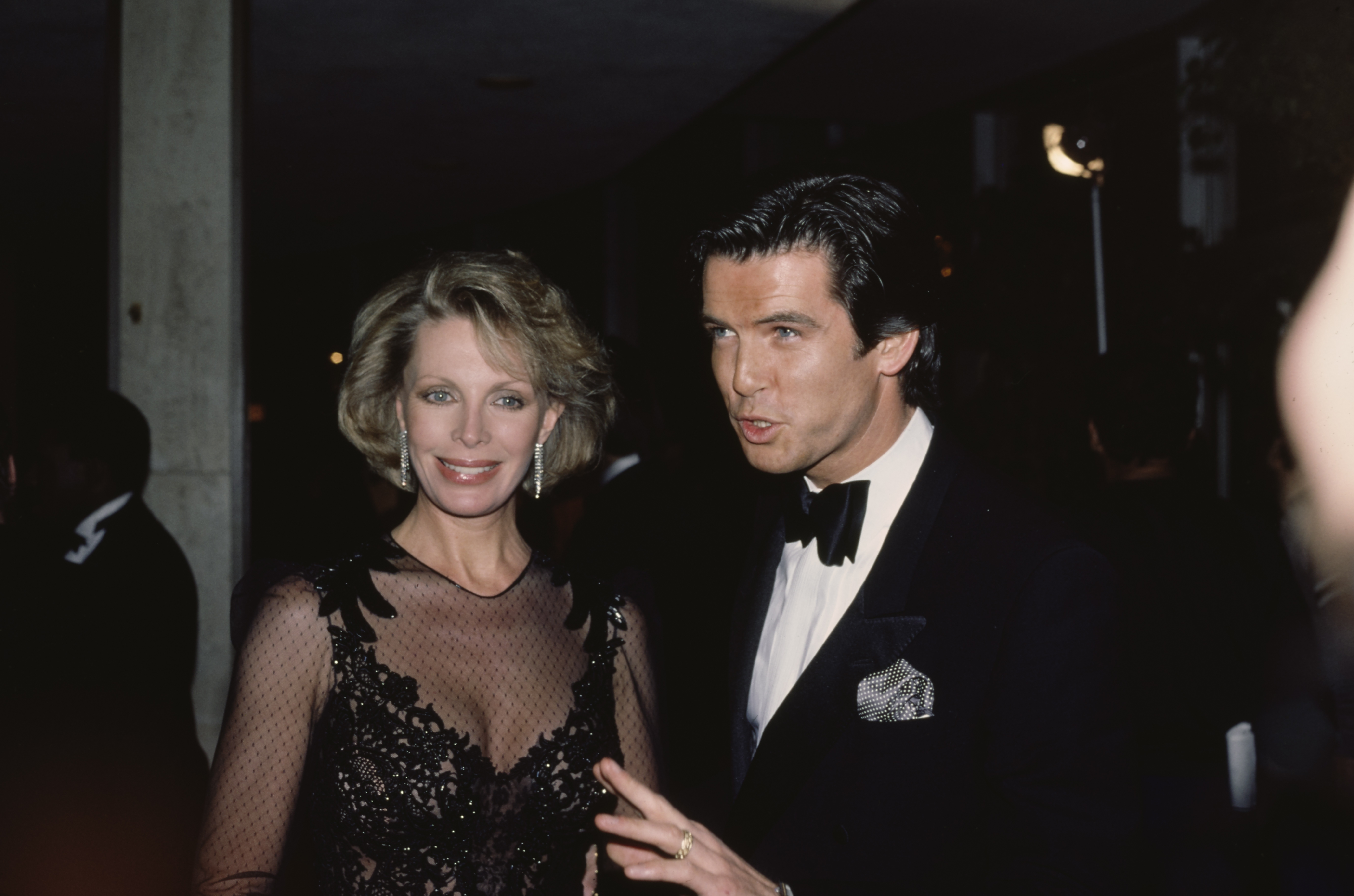 Cassandra Harris et son mari, Pierce Brosnan, lors de la 42e cérémonie des Golden Globe Awards à Beverly Hills, Californie, le 27 janvier 1985 | Source : Getty Images