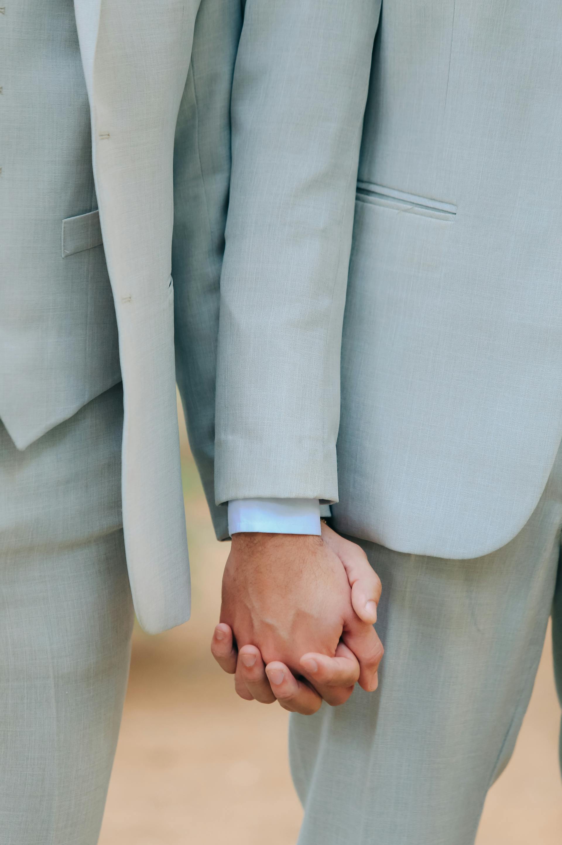 Un couple gay se tenant par la main | Source : Pexels