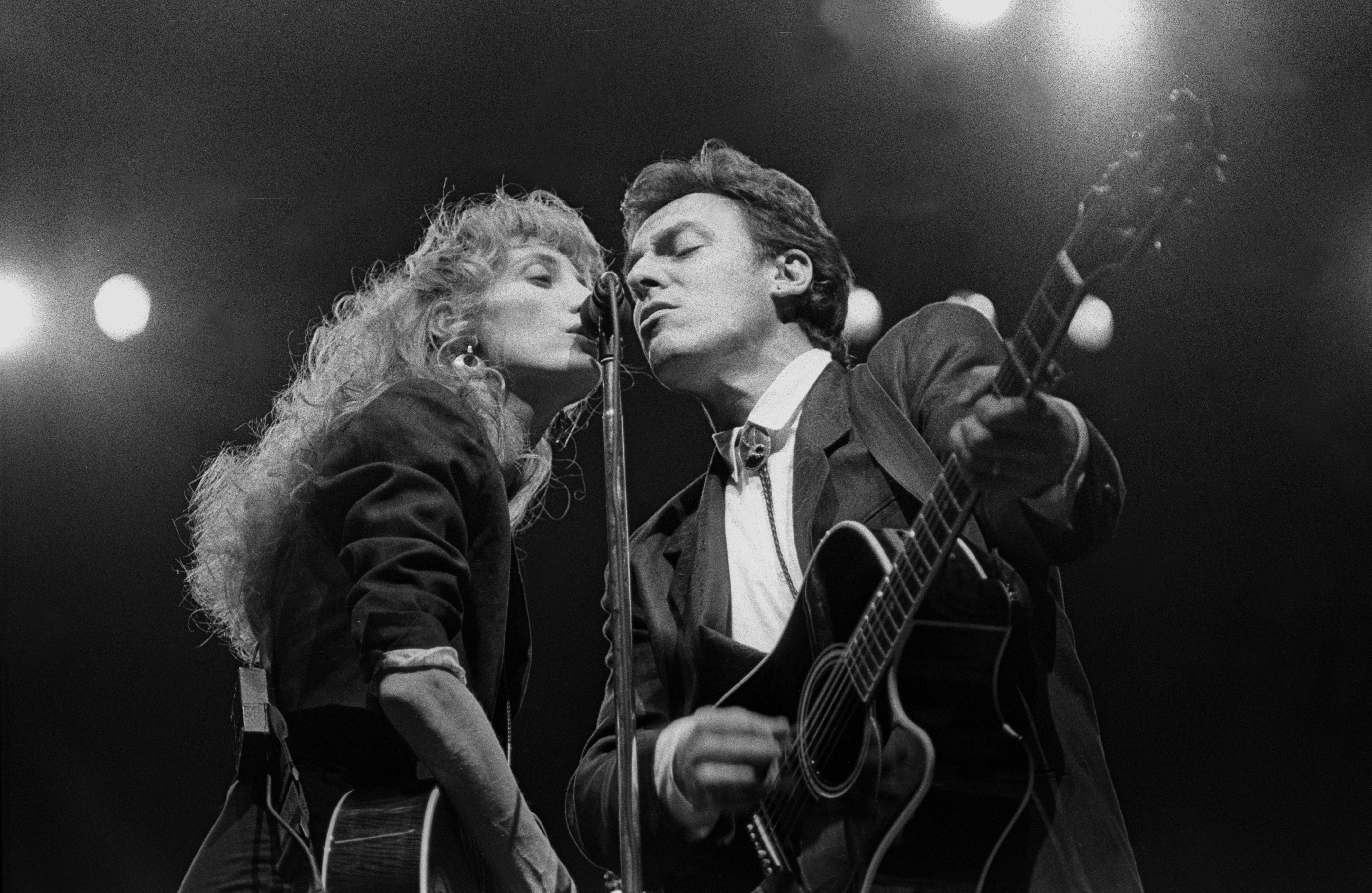 Patti Scialfa et Bruce Springsteen lors d'un concert le 28 février 1988 | Source : Getty Images