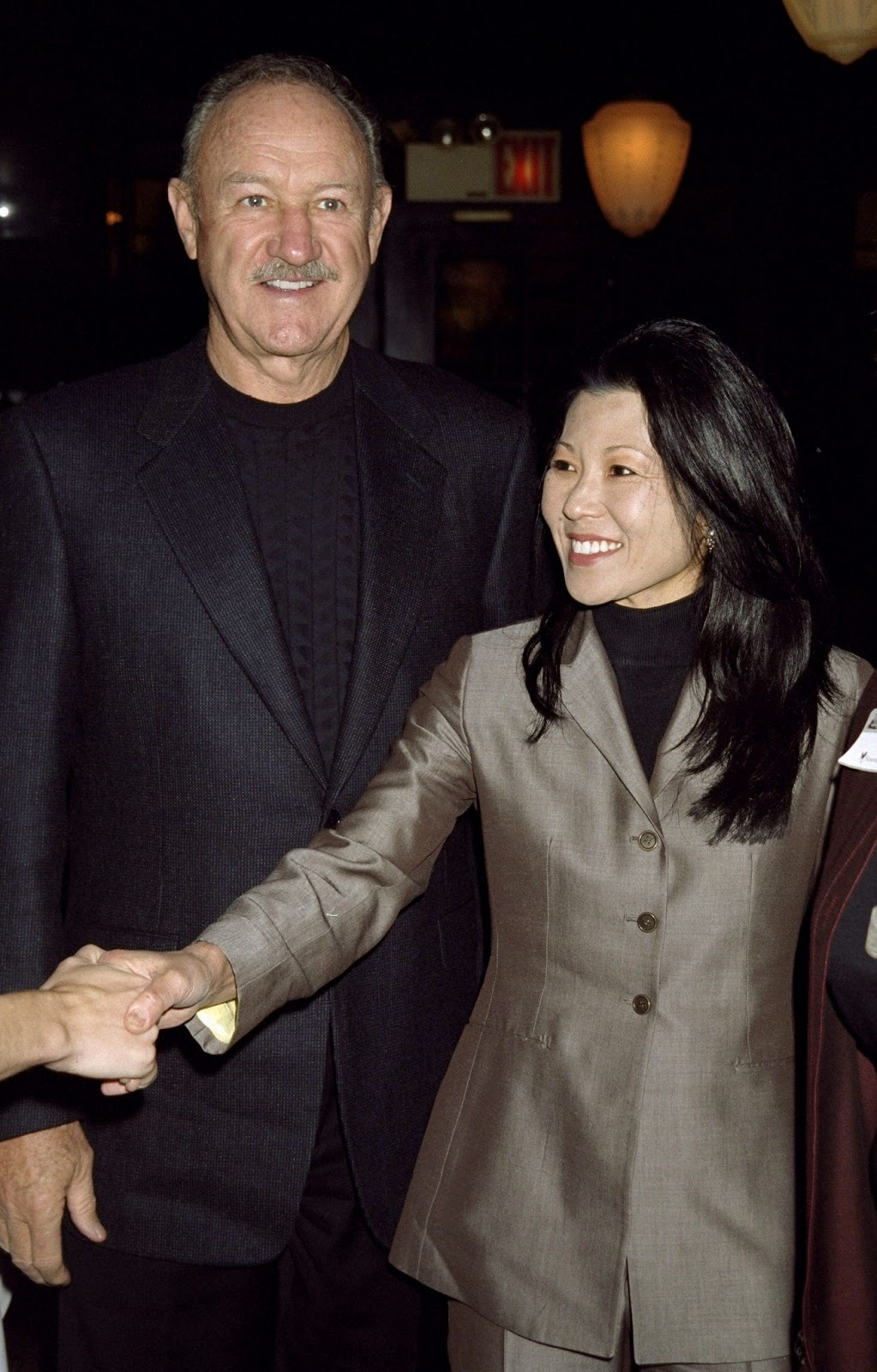 Gene Hackman et Betsy Arakawa à Elaine's, promouvant son livre "Wake of the Perdido Star", le 3 novembre 1999. | Source : Getty Images