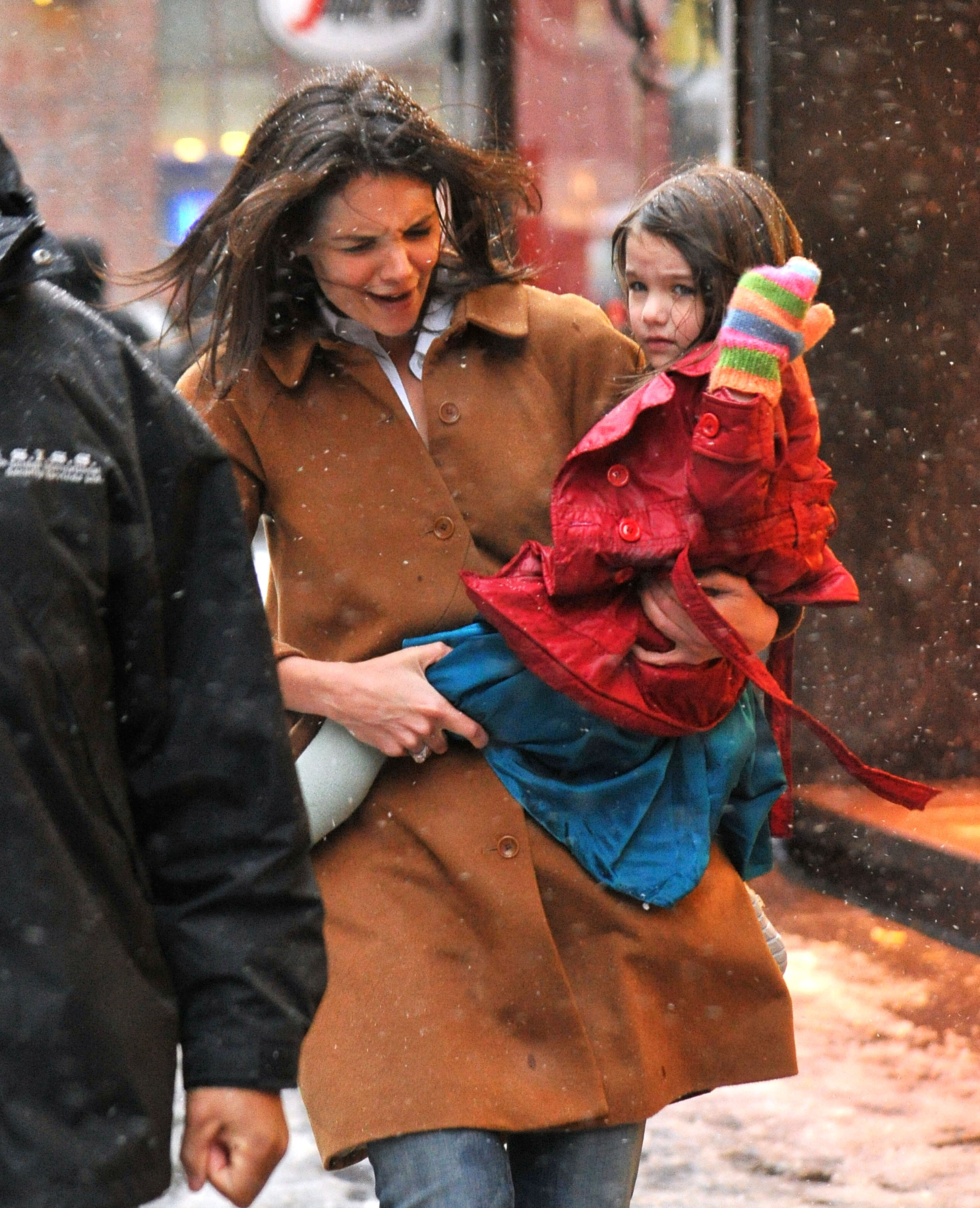 Katie Holmes réagit en portant sa fille Suri Cruise dans les rues de Manhattan le 10 février 2010 | Source : Getty Images