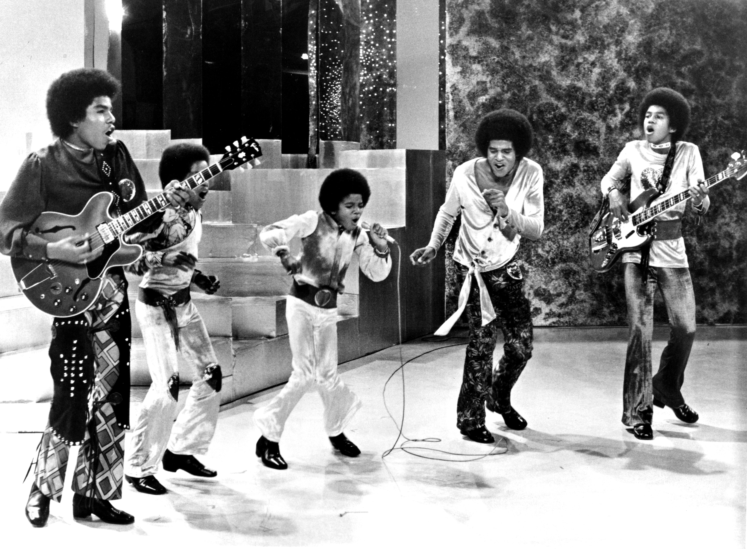 Les Jackson 5 se produisent lors d'une émission de télévision vers 1969. | Source : Getty Images