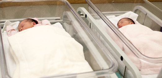 Nouveau-nés dans une pouponnière d'hôpital | Source : Getty Images