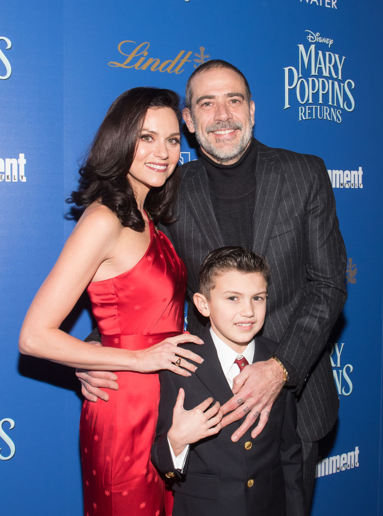 Hilarie Burton, Augustus Morgan et Jeffrey Dean Morgan assistent à la projection du film « Le Retour de Mary Poppins », organisée par The Cinema Society en partenariat avec Lindt Chocolate, au SVA Theatre, le 17 décembre 2018 à New York I Source : Getty Images
