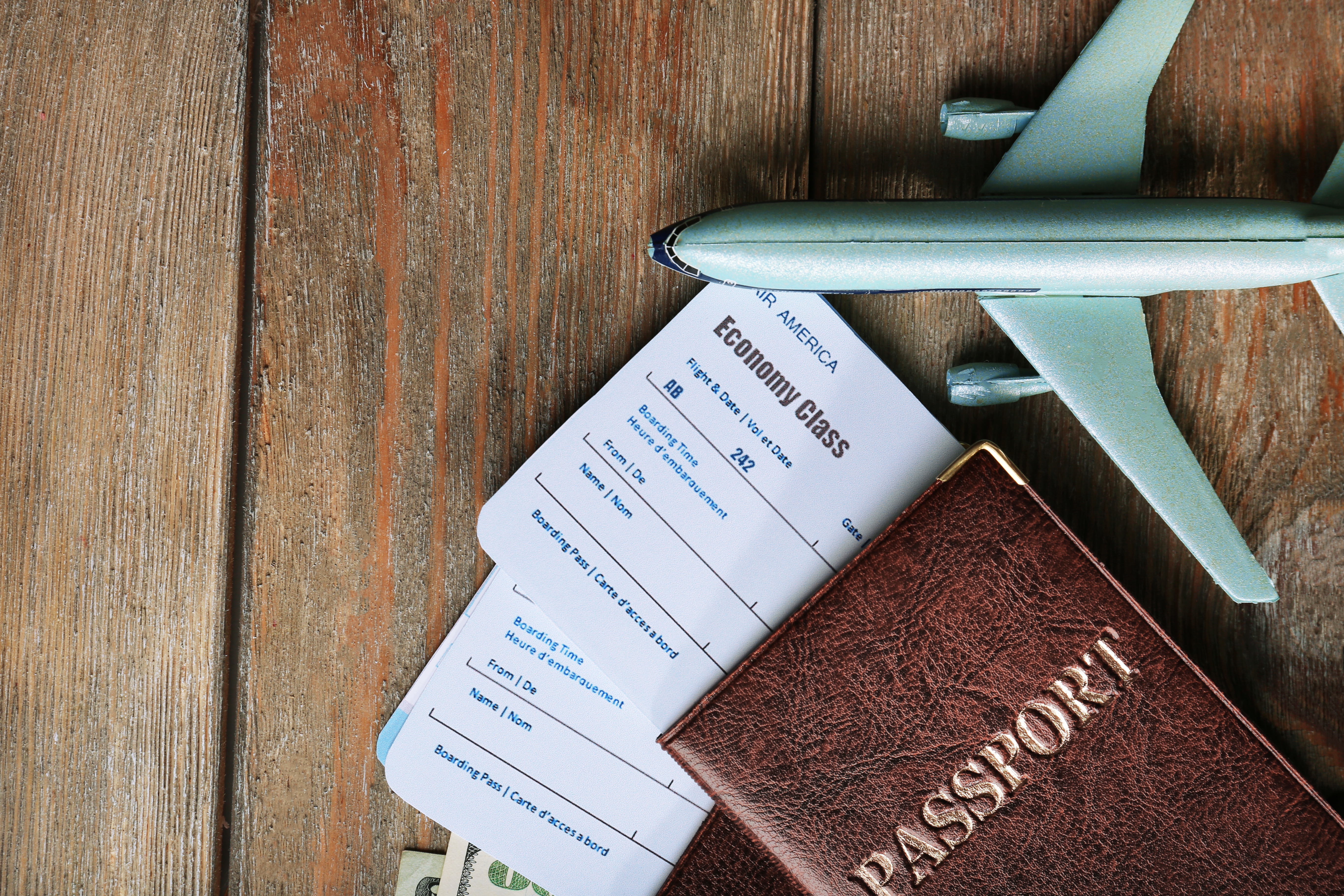 Deux passeports avec des billets d'avion et une figurine d'avion | Source : Shutterstock