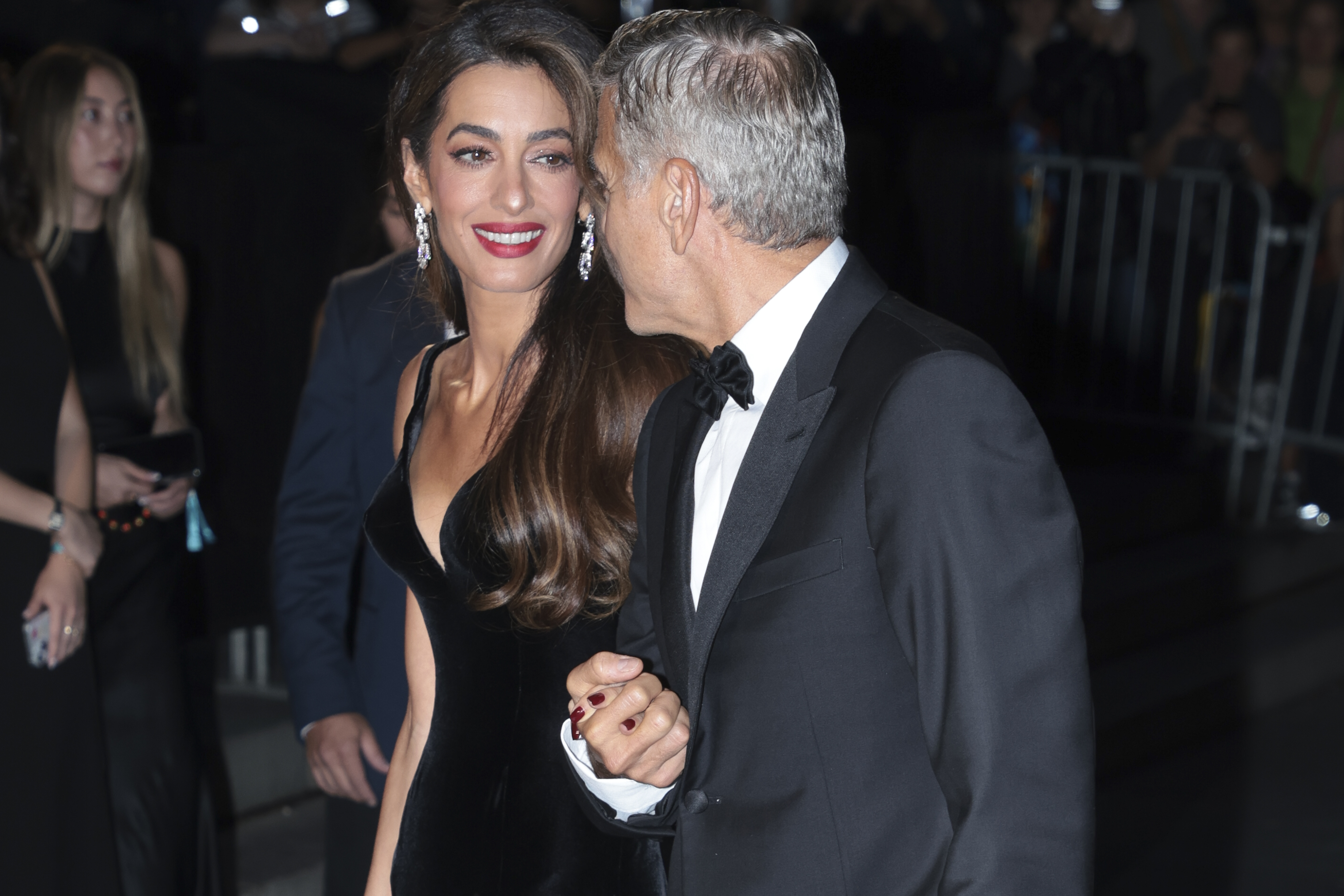 Amal et George Clooney main dans la main à The Albies à New York, le 26 septembre 2024 | Source : Getty Images