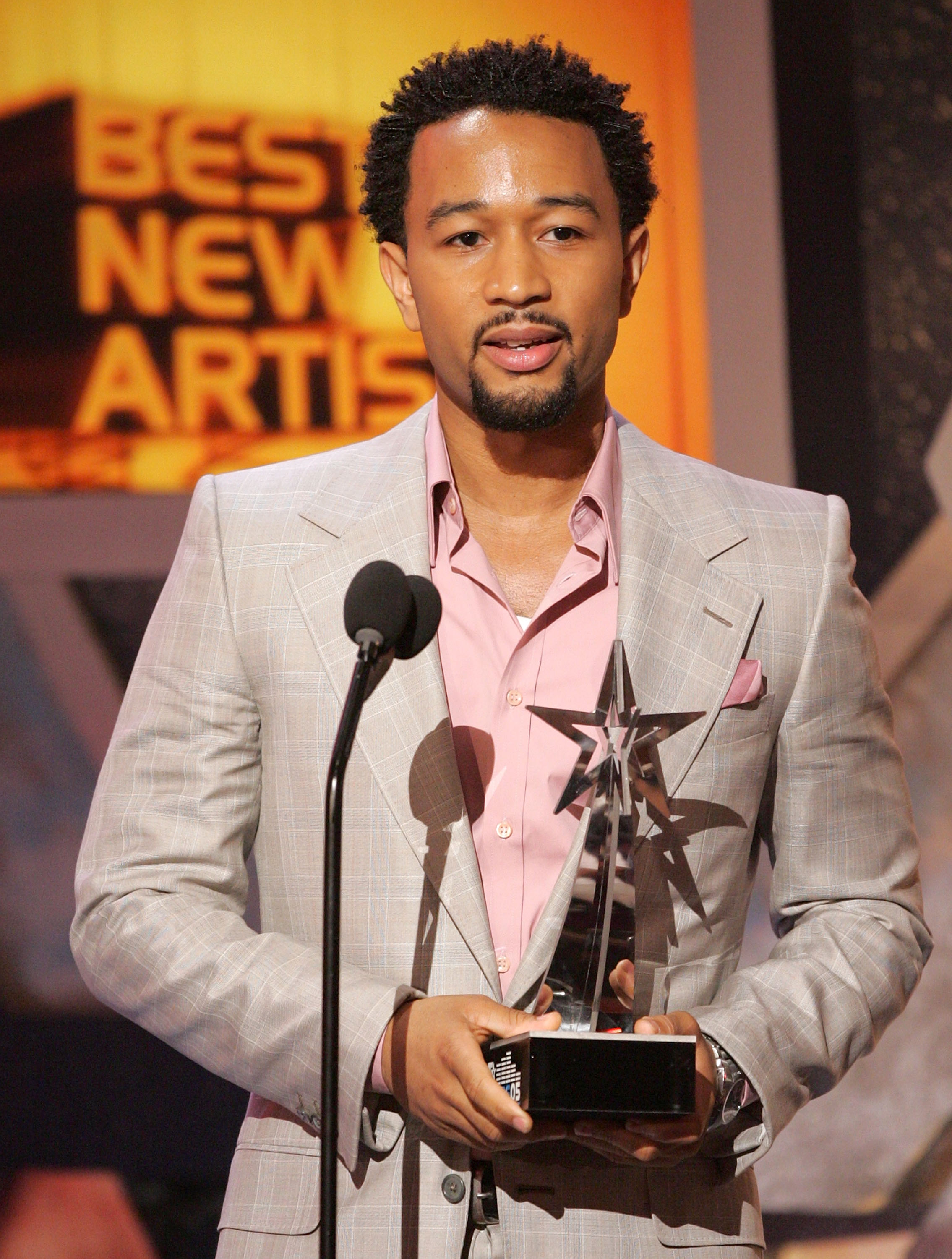 John Legend acceptant le prix du meilleur artiste masculin R&amp;B aux BET Awards le 28 juin 2005 à Hollywood, Californie. | Source : Getty Images