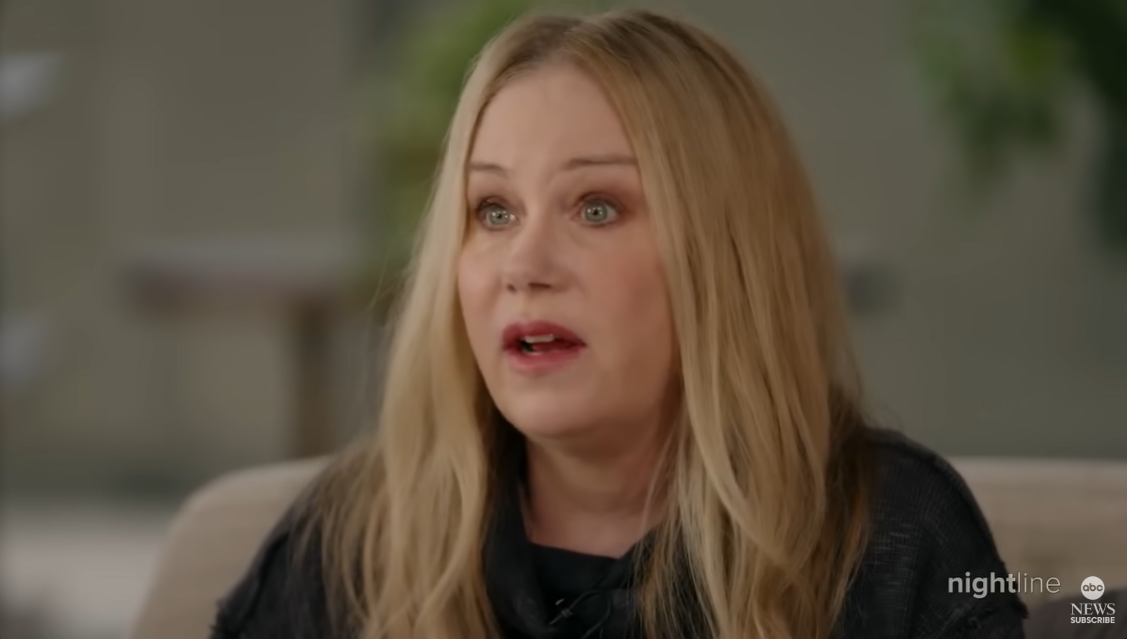 Christina Applegate a l'air émue pendant l'interview de Robin Roberts en mars 2024. | Source : YouTube/ABCNews