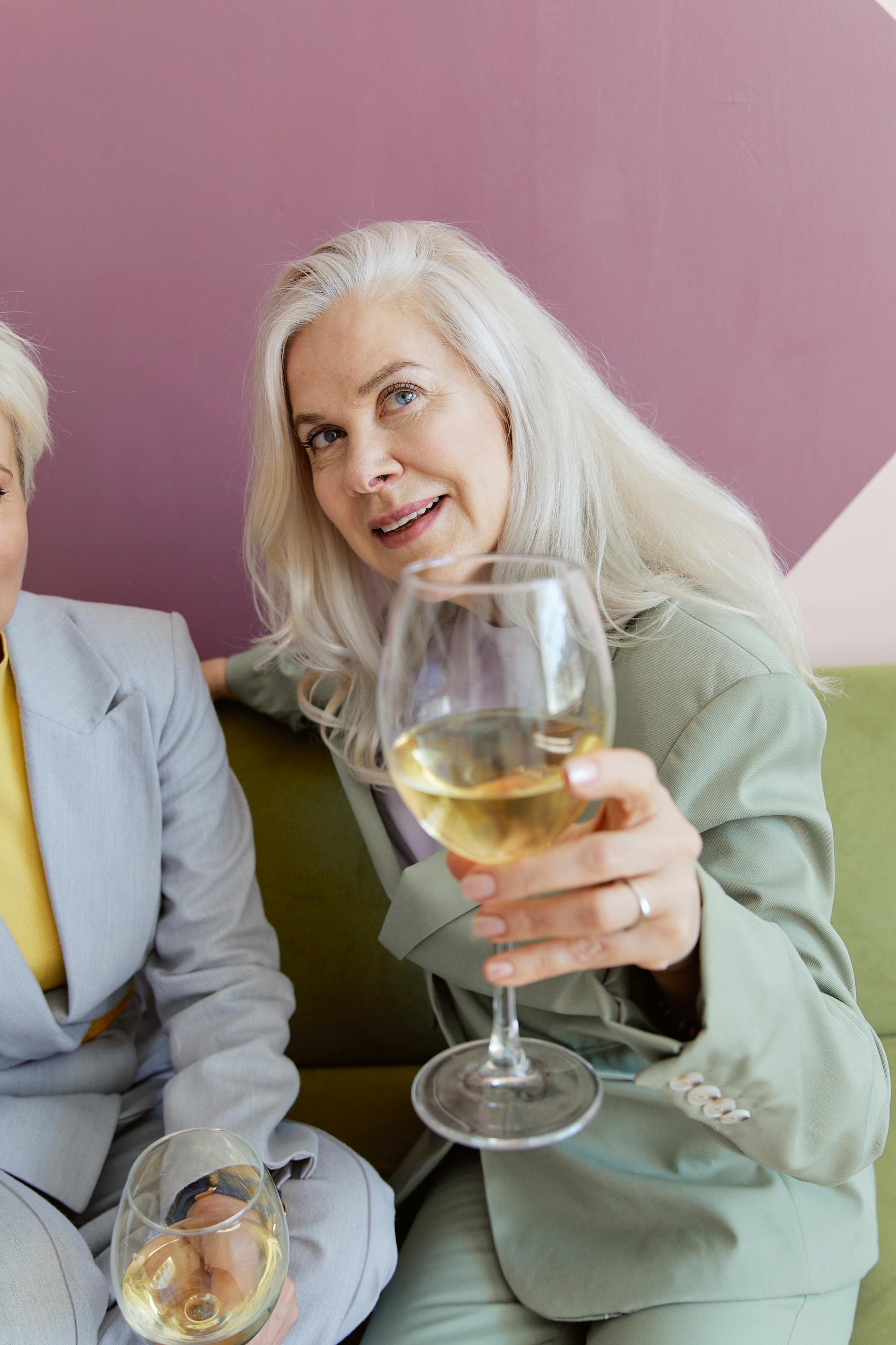 Une femme âgée tenant un verre de vin | Source : Pexels