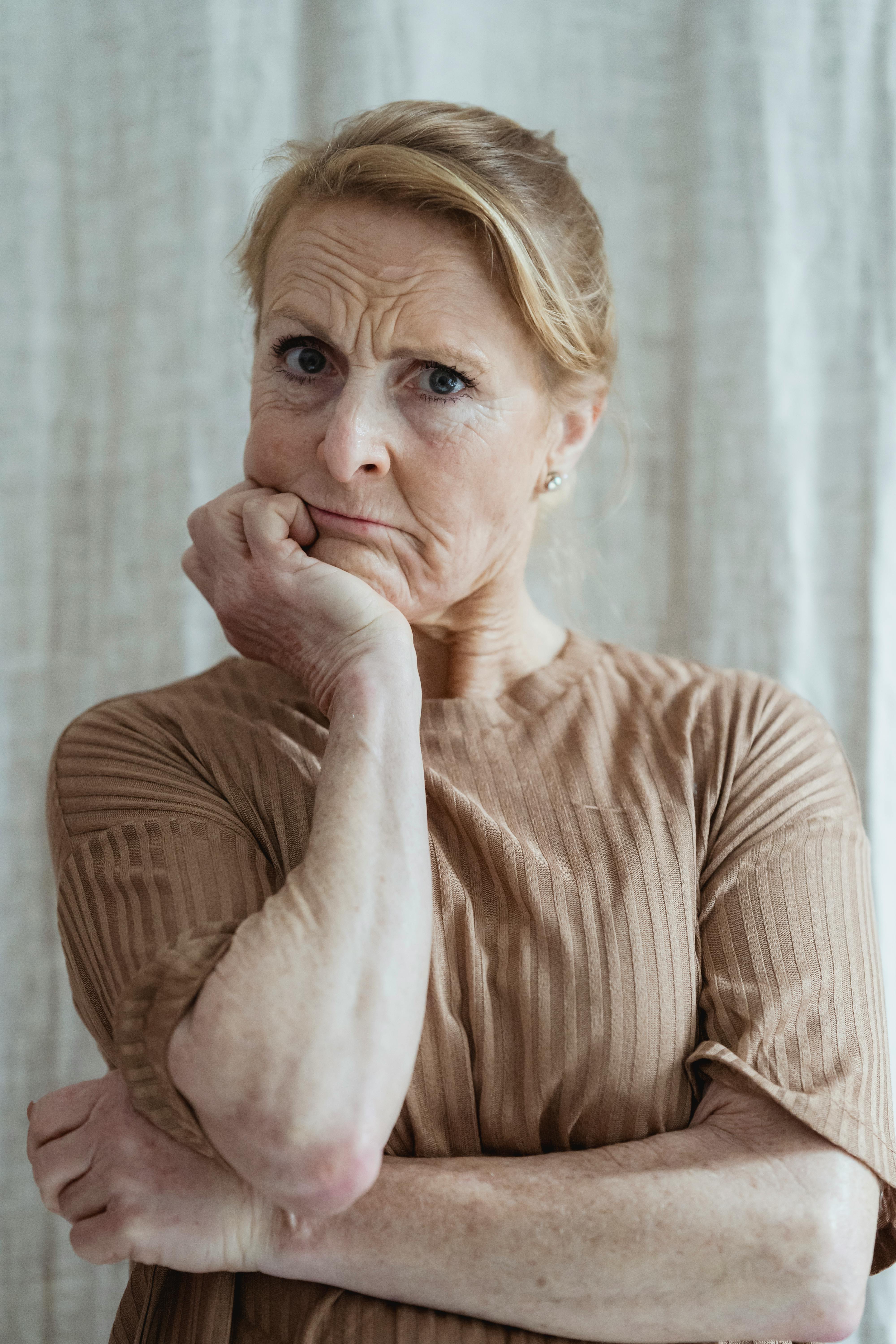 Une femme âgée confuse et plongée dans ses pensées | Source : Pexels