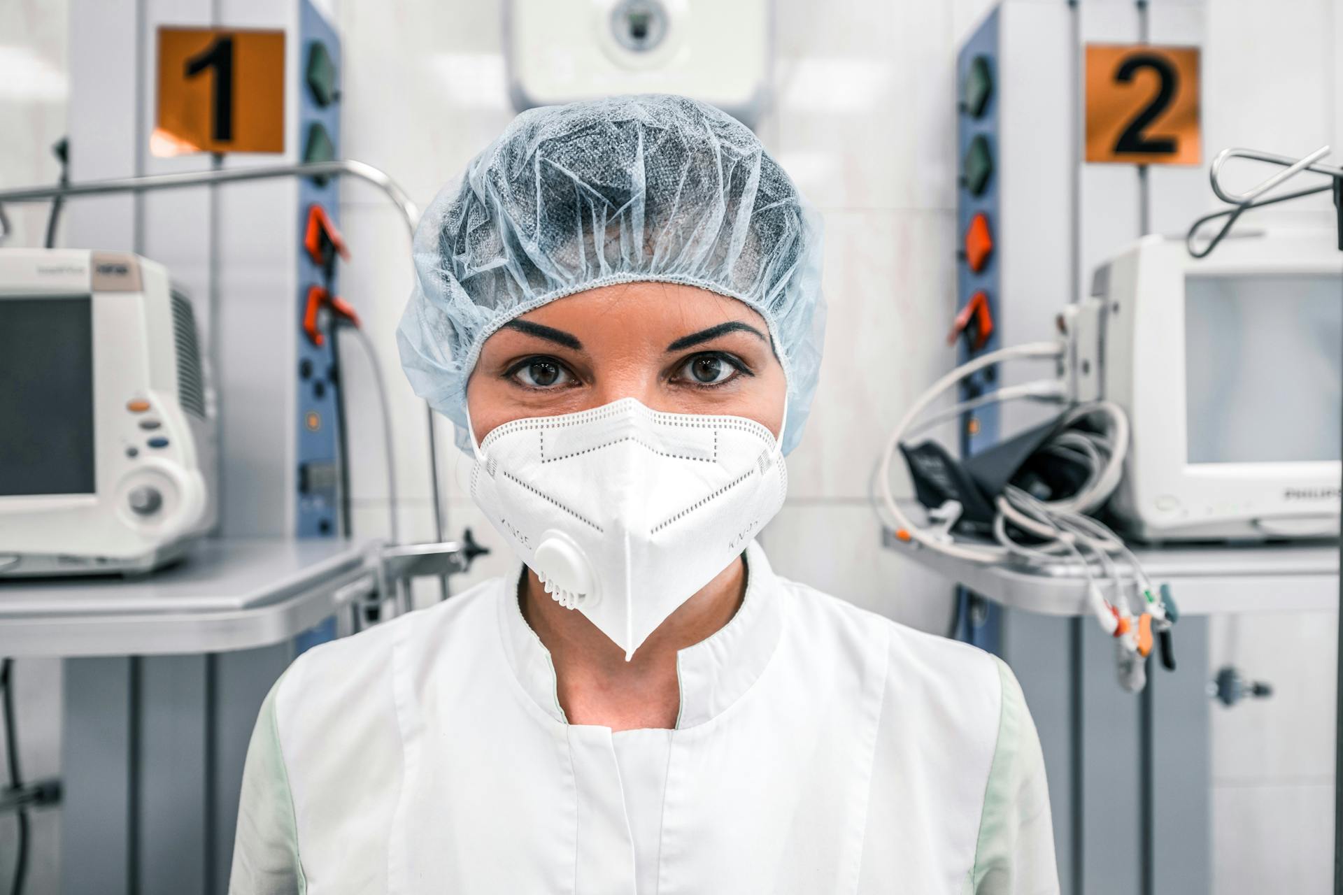 Un professionnel de la santé se tenant près d'une machine médicale | Source : Pexels