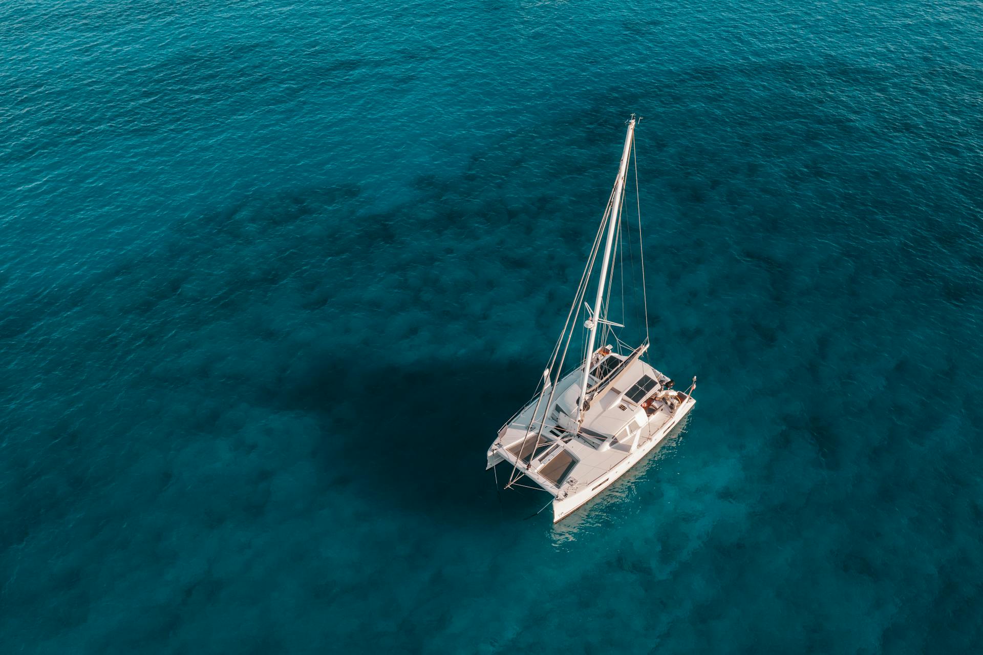 Un bateau dans l'océan | Source : Pexels