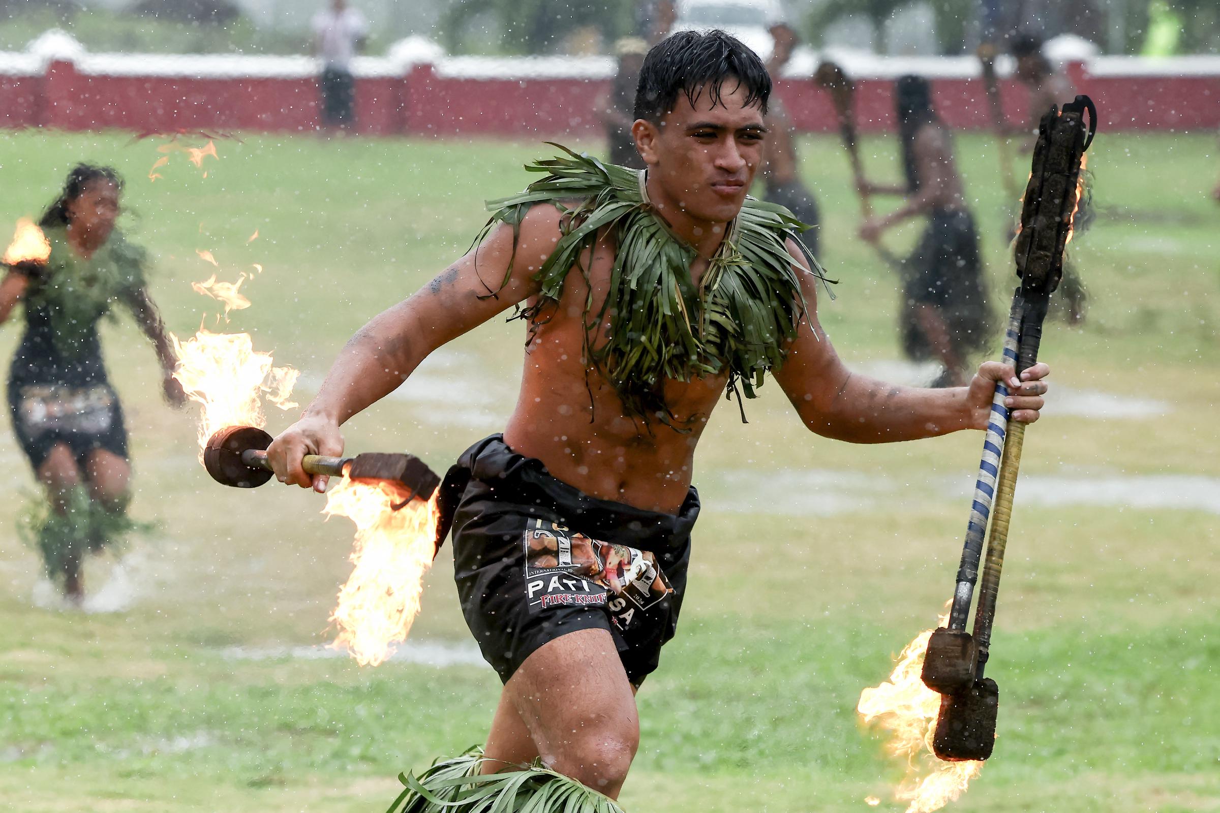 Un villageois samoan se produit devant la reine Camilla et le roi Charles III. | Source : Getty Images