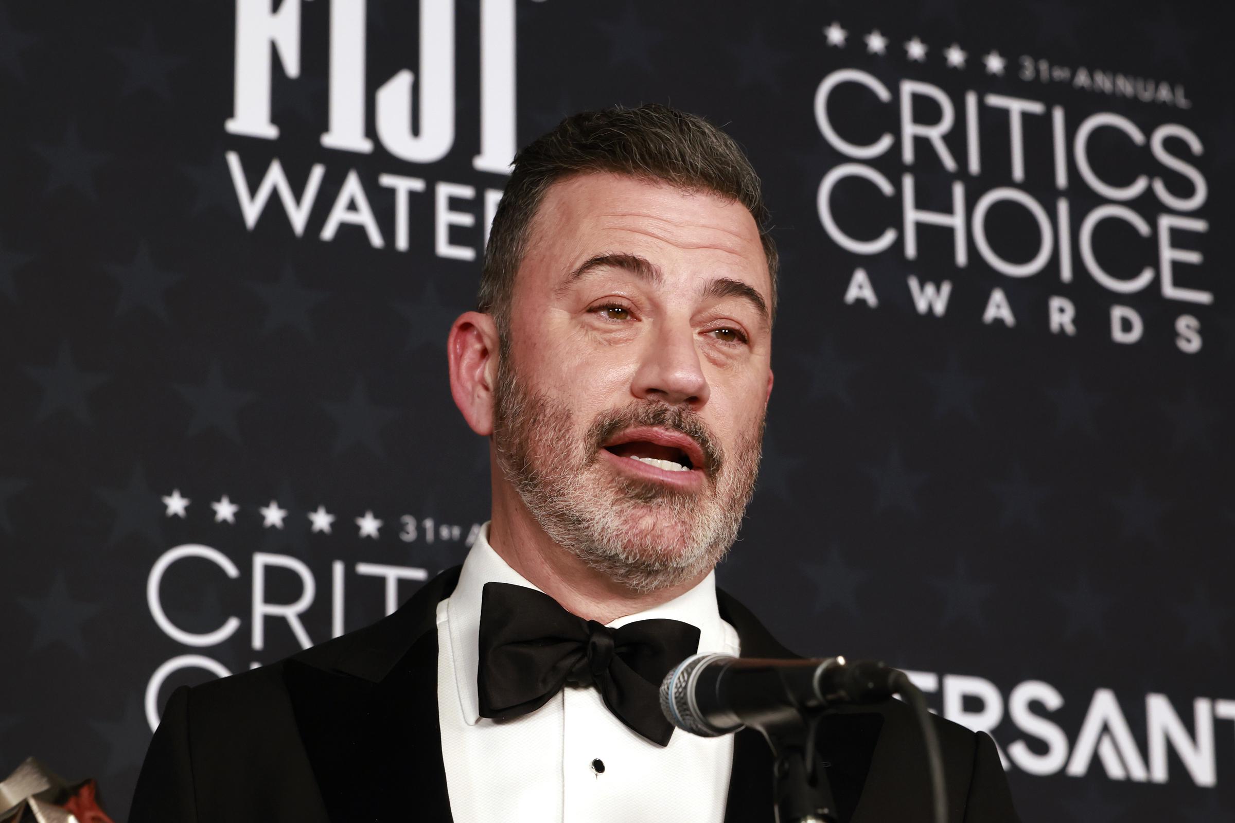 Jimmy Kimmel, lauréat du prix du meilleur talk-show pour « Jimmy Kimmel Live ! », pose dans la salle de presse lors de la 31e cérémonie annuelle des Critics Choice Awards, le 4 janvier 2026 à Santa Monica, en Californie | Source : Getty Images