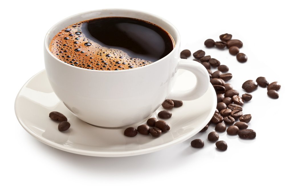 Tasse à café et les haricots sur fond blanc. | Shutterstock