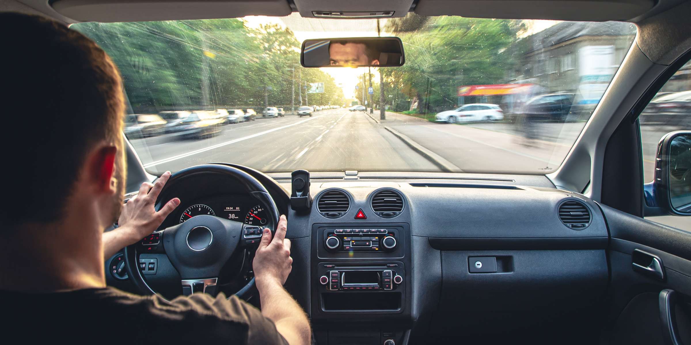 Un homme au volant | Source : Shutterstock