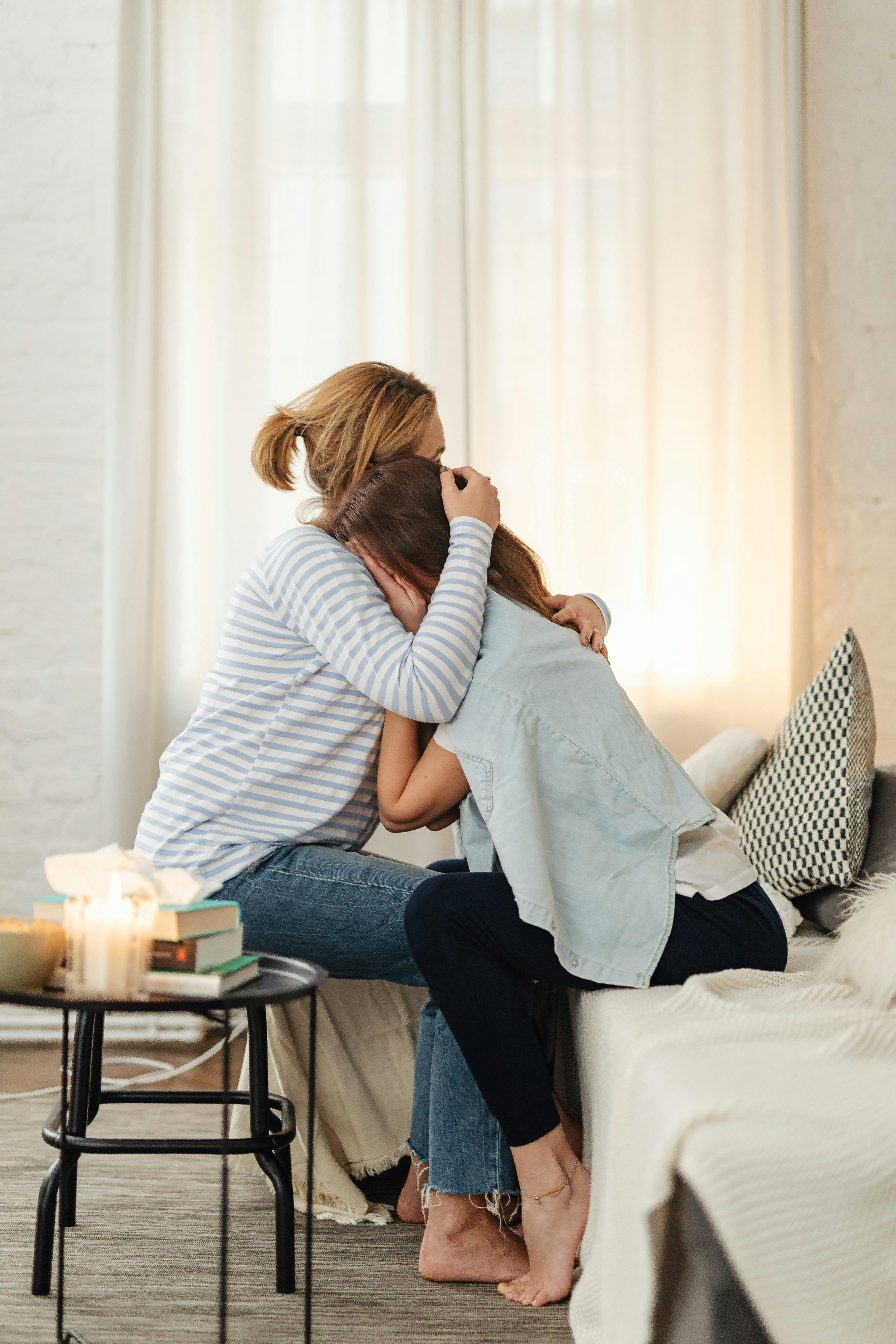 Une femme console sa fille | Source : Pexels