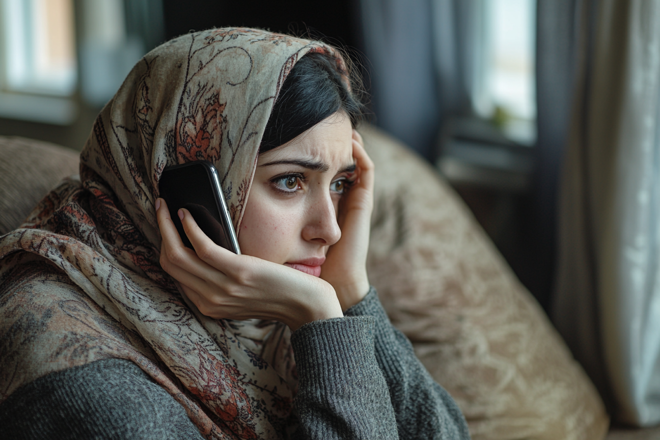 Une femme au téléphone | Source : Midjourney