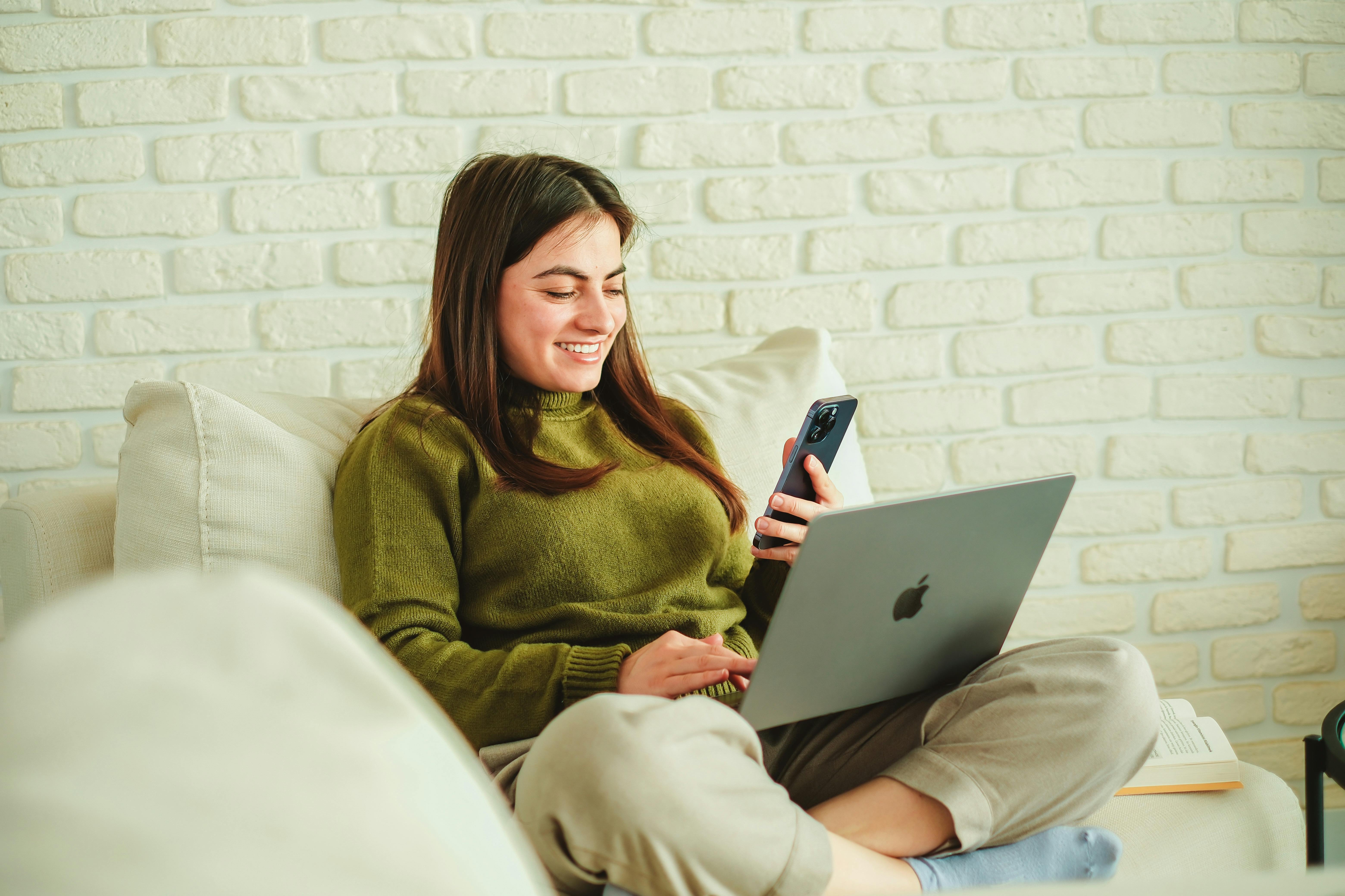 Une femme qui parle au téléphone | Source : Pexels