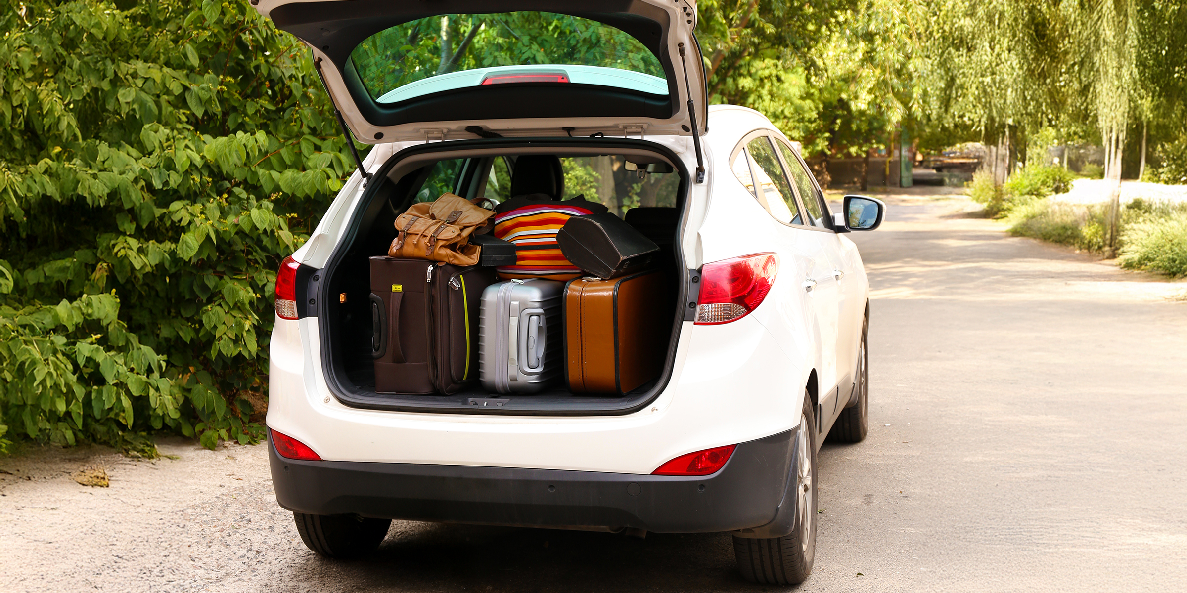 Des valises entassées dans un coffre de voiture | Source : Shutterstock