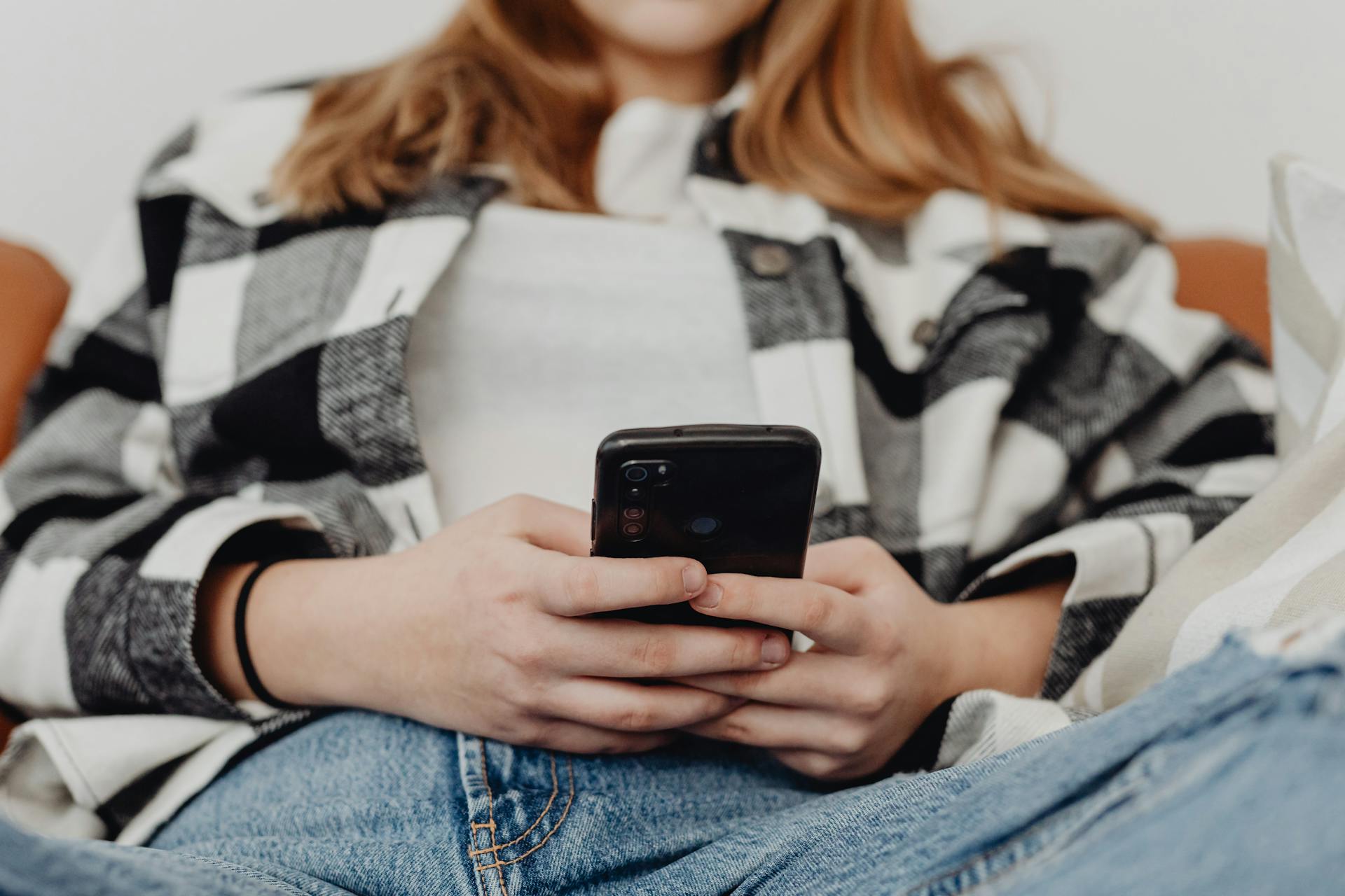 Gros plan d'une femme utilisant son téléphone | Source : Pexels