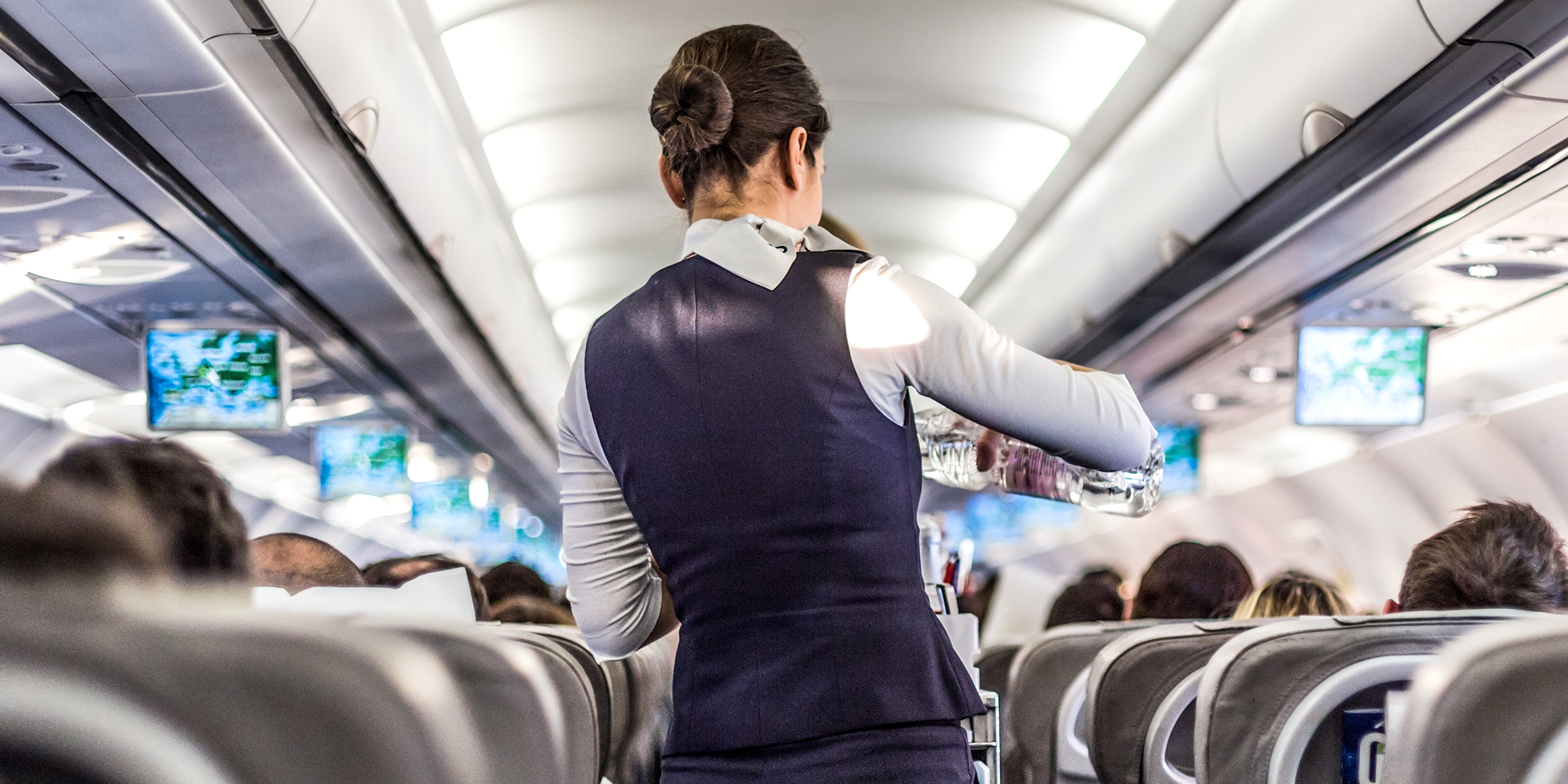 Une hôtesse de l'air dans un avion | Source : Shutterstock